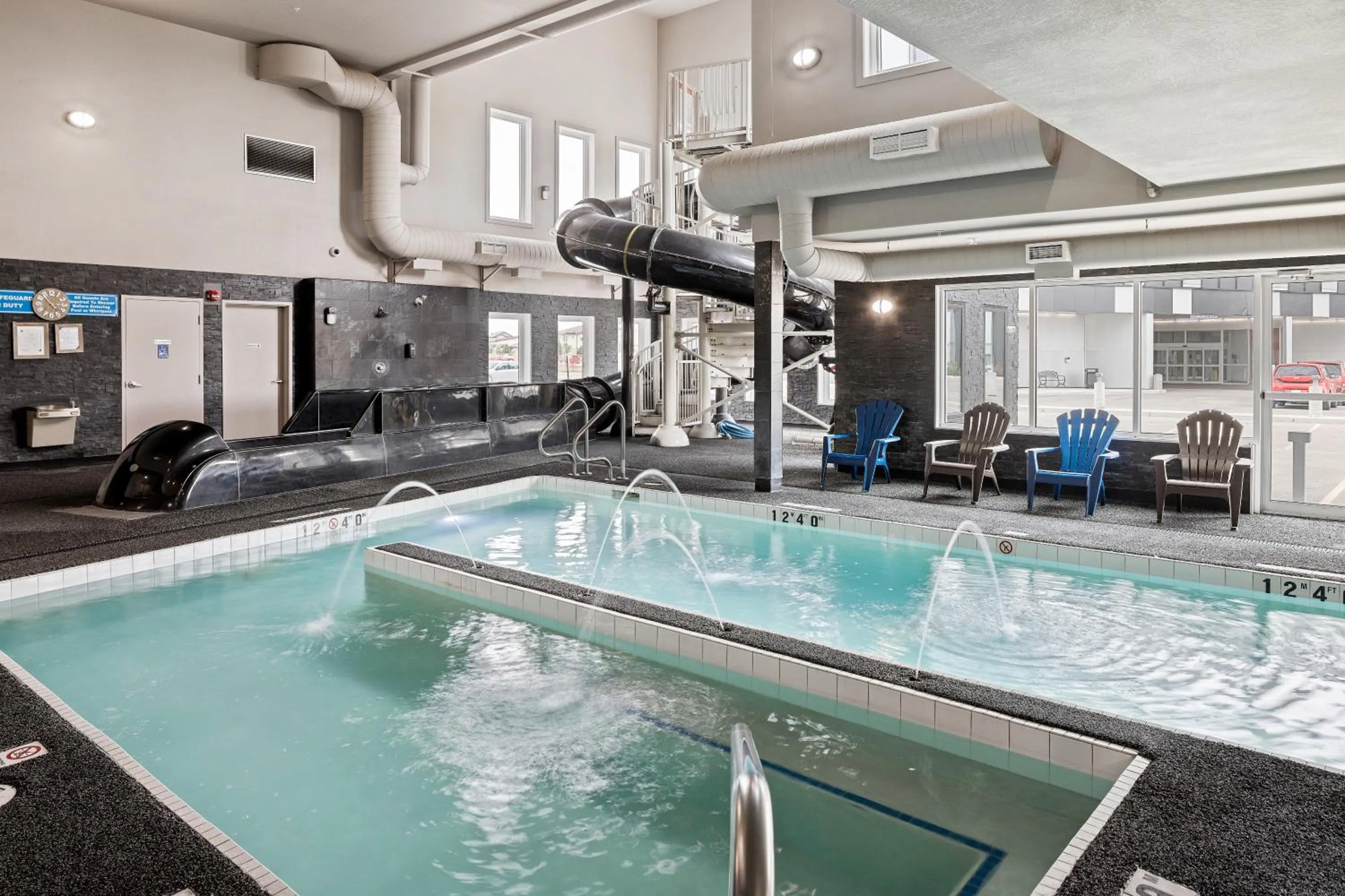 Swimming pool in Home Inn & Suites Saskatoon South