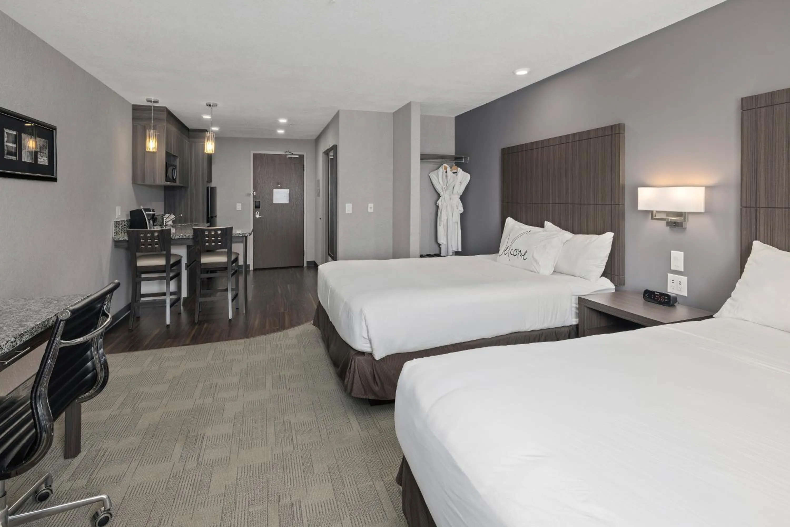 Photo of the whole room, Bed in Home Inn & Suites Saskatoon South