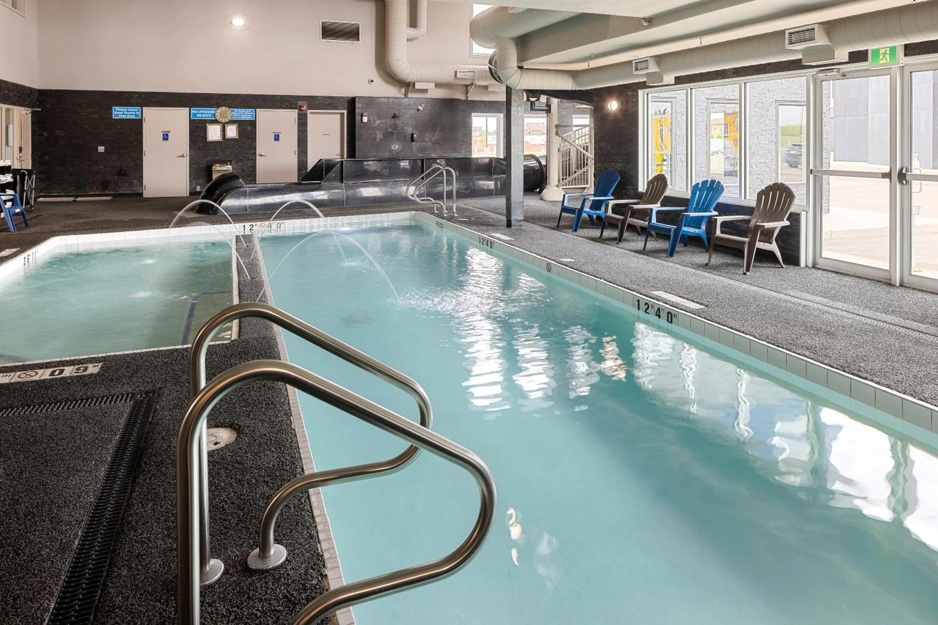 Swimming pool in Home Inn & Suites Saskatoon South