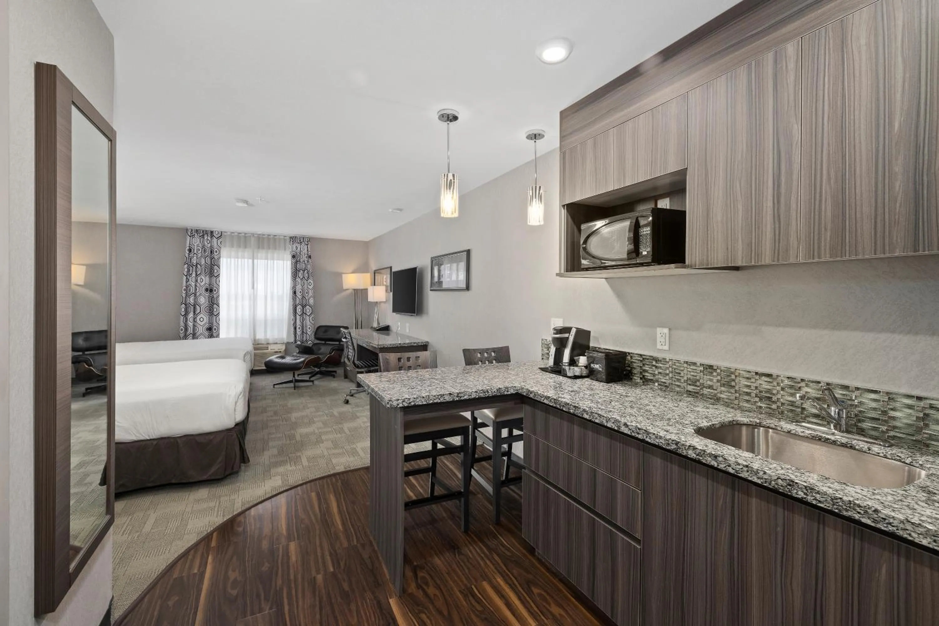 Kitchen or kitchenette, Bed in Home Inn & Suites Saskatoon South