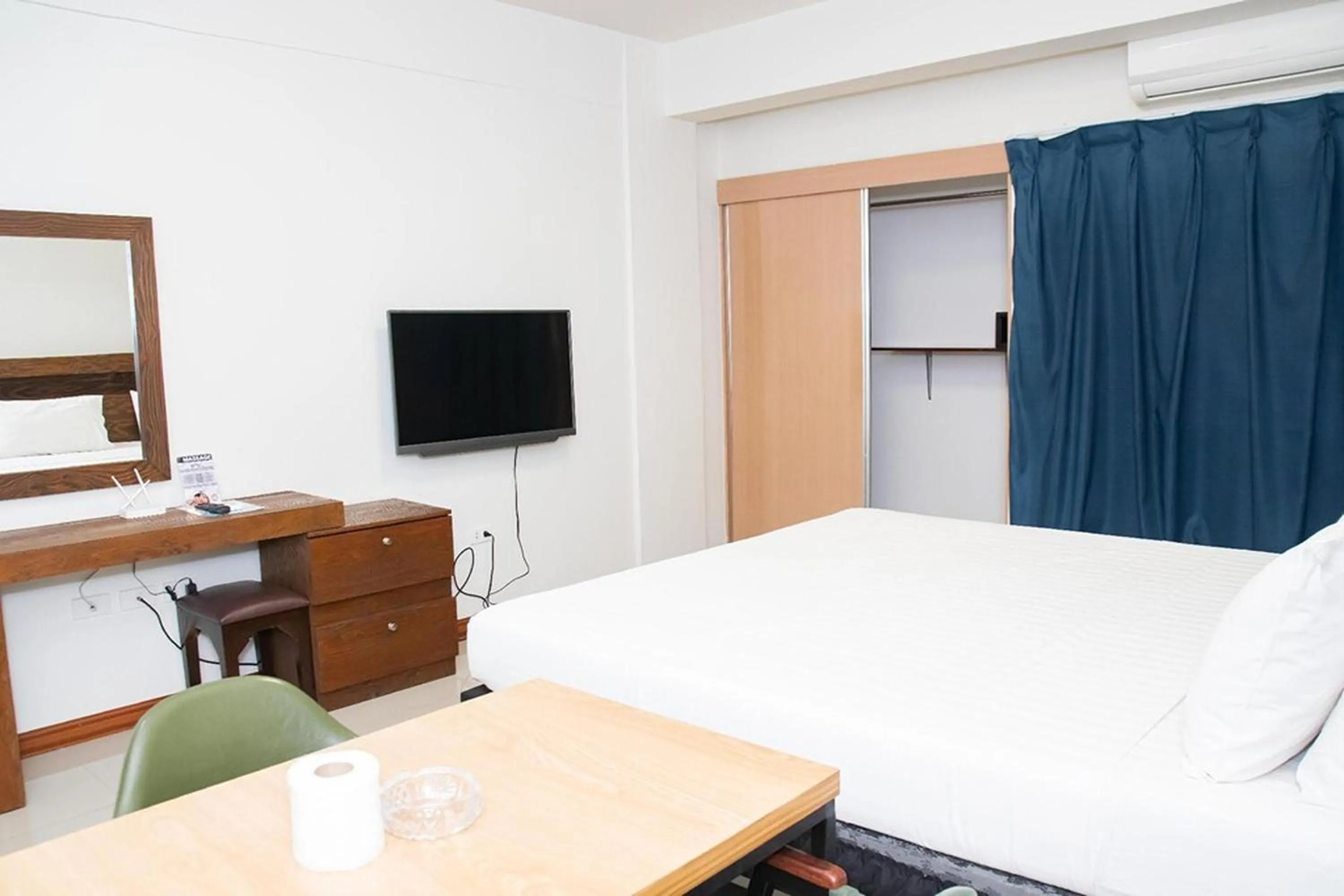 Communal lounge/ TV room, Bed in Aimor Condotel