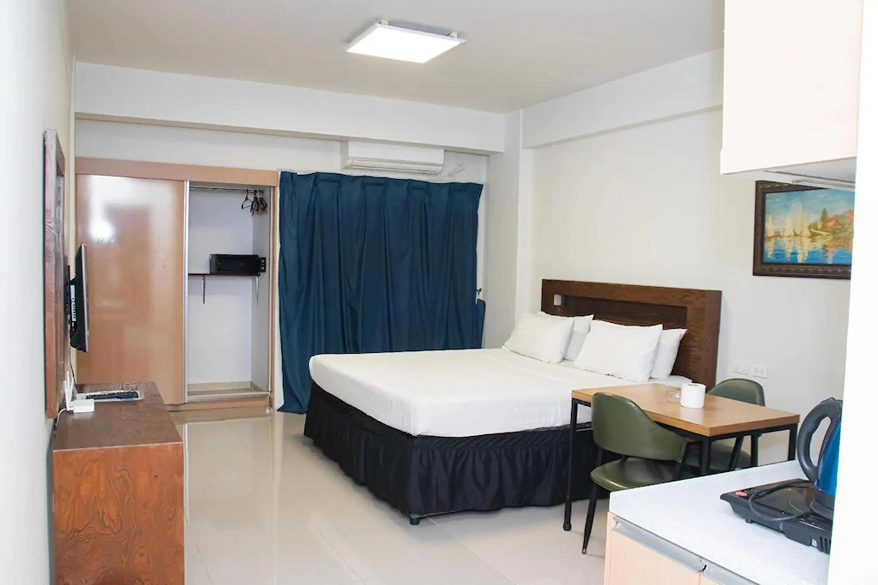 Bed in Aimor Condotel