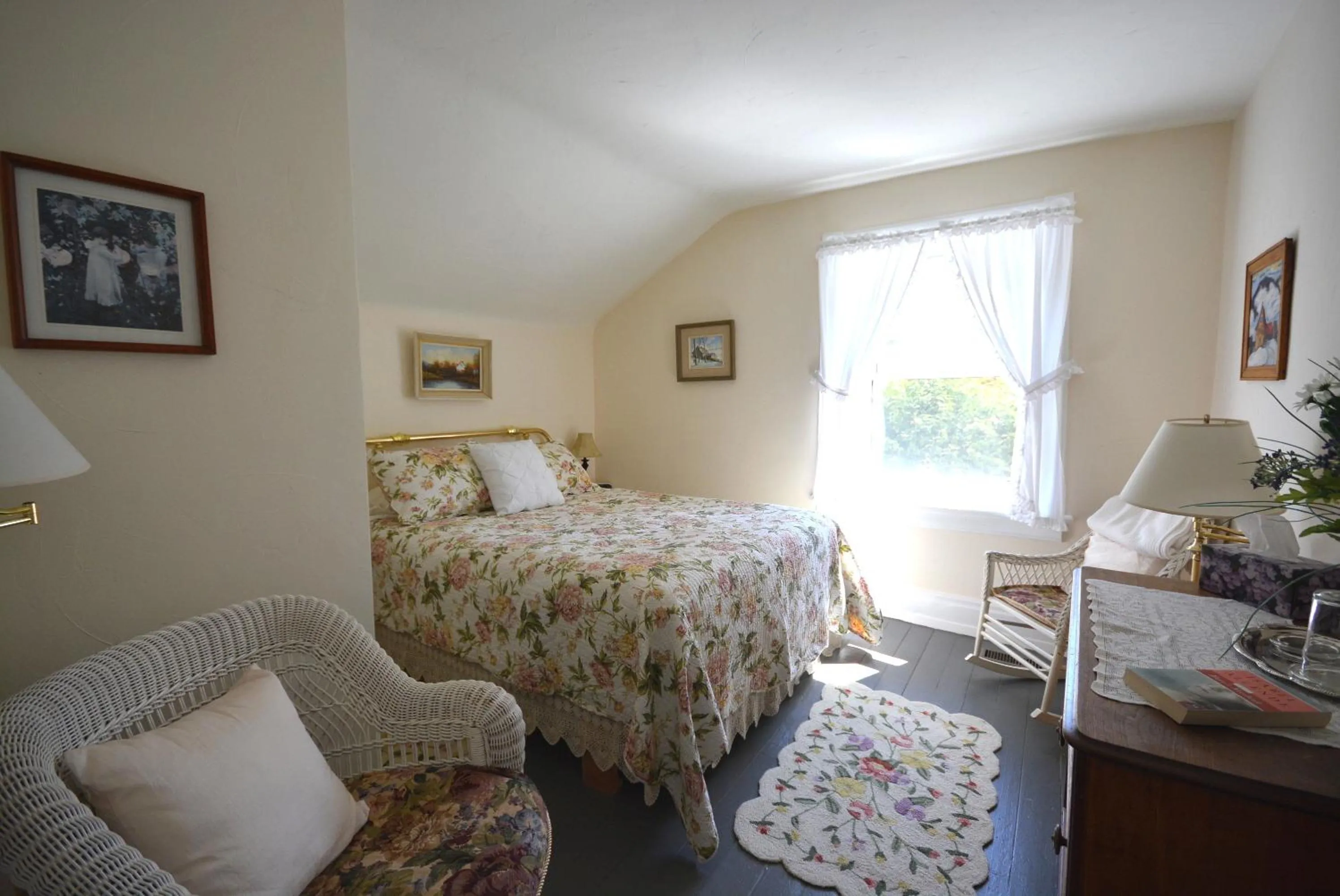 Photo of the whole room in 1842 Bed & Breakfast