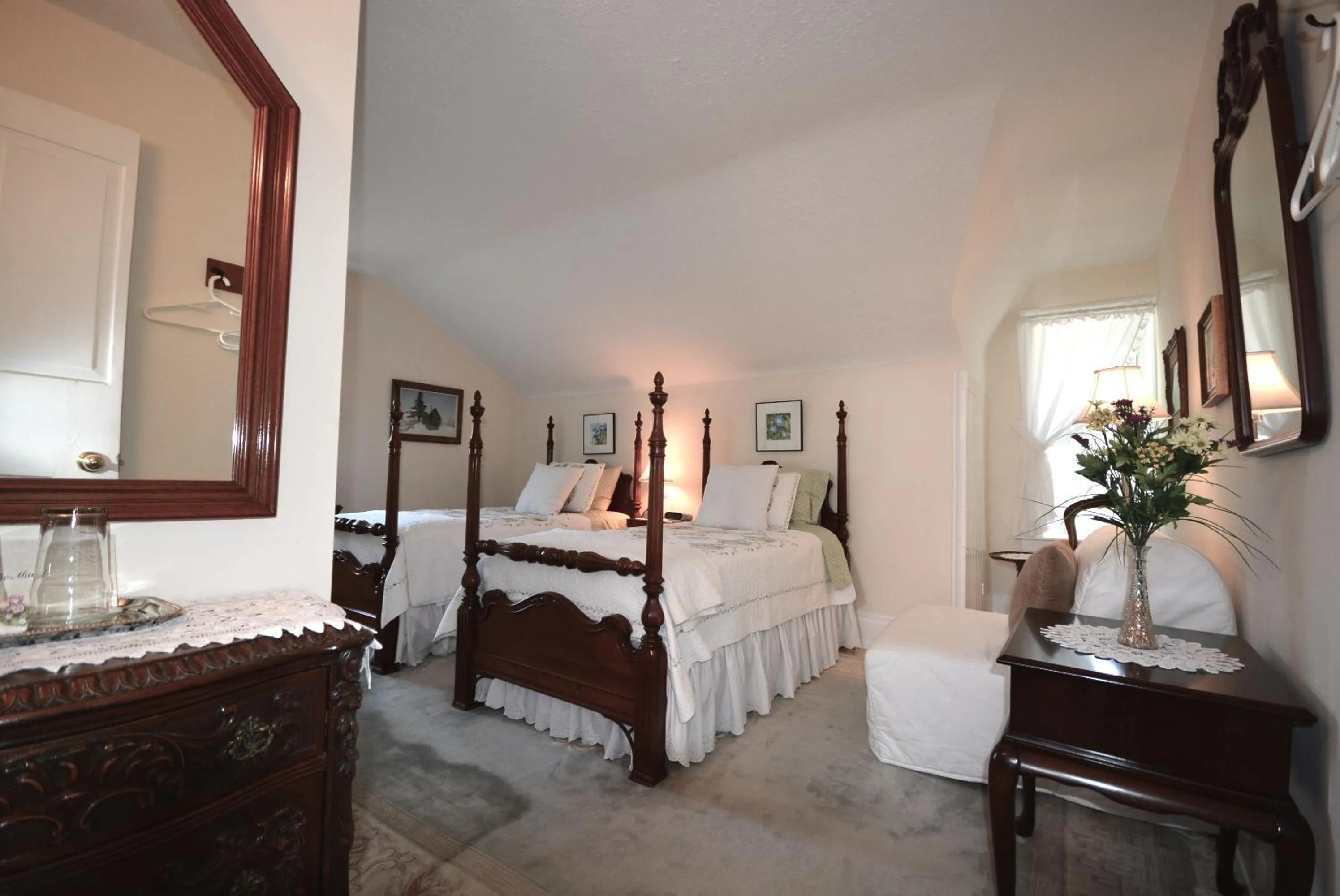 Photo of the whole room in 1842 Bed & Breakfast