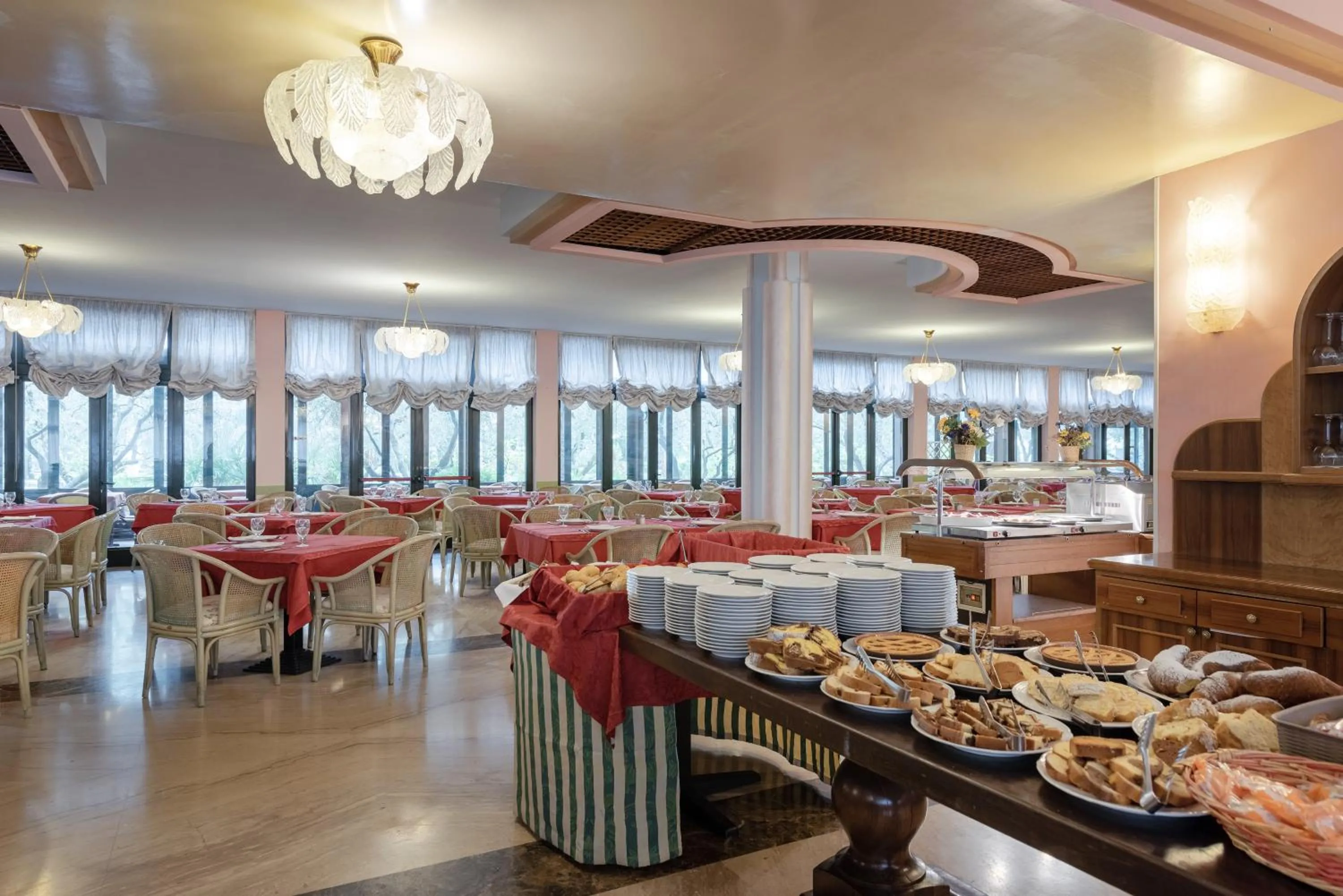 Restaurant/places to eat in Park Hotel Oasi