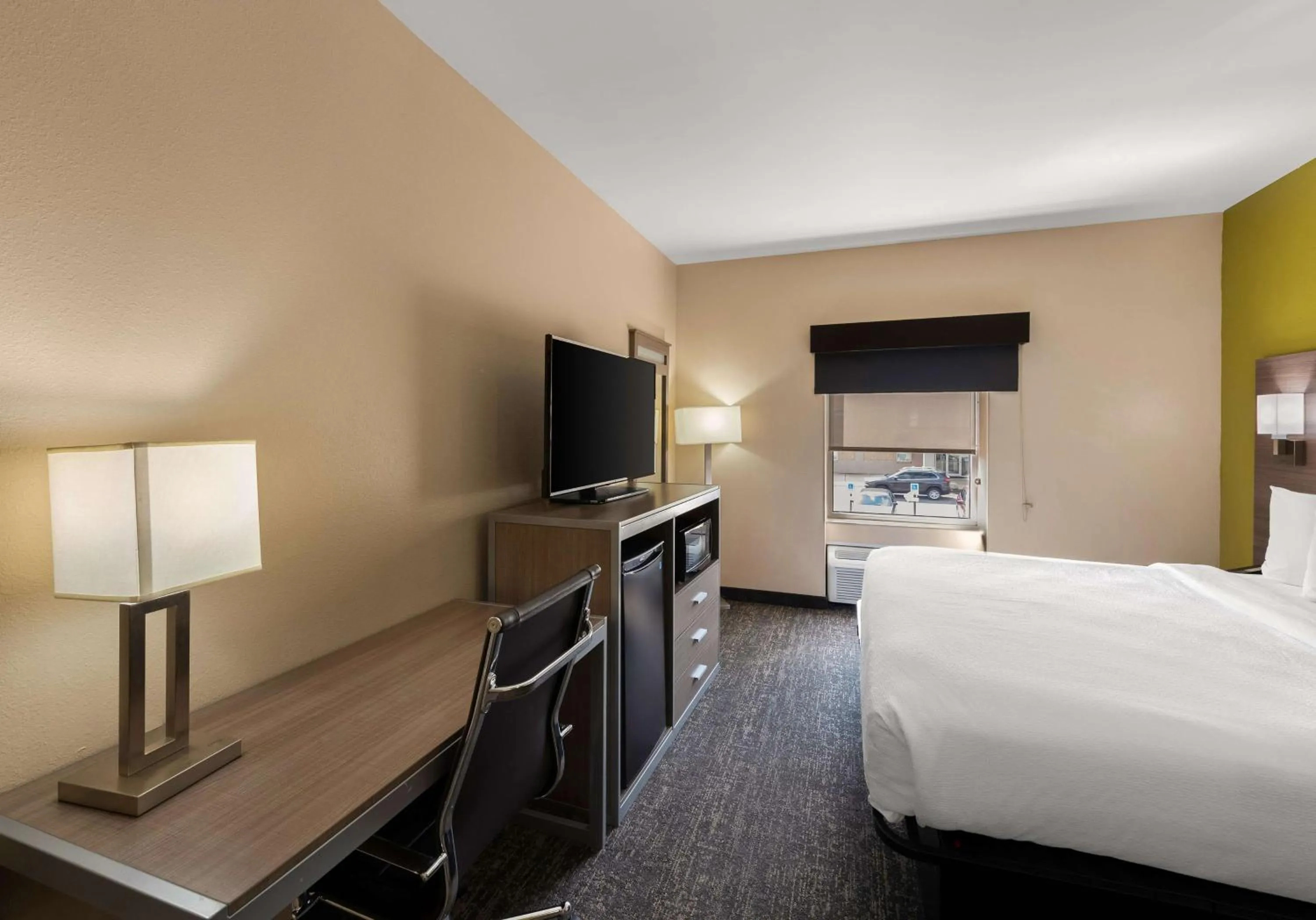 Bedroom, Bed in Best Western Adena Inn