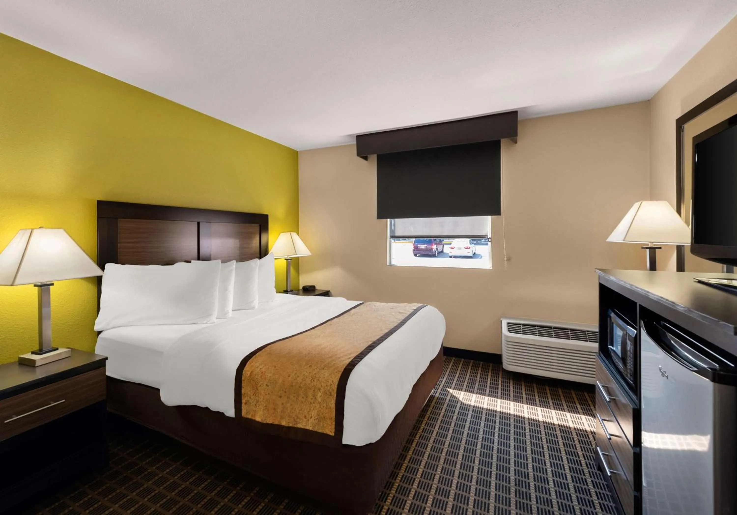 Bedroom, Bed in Best Western Adena Inn