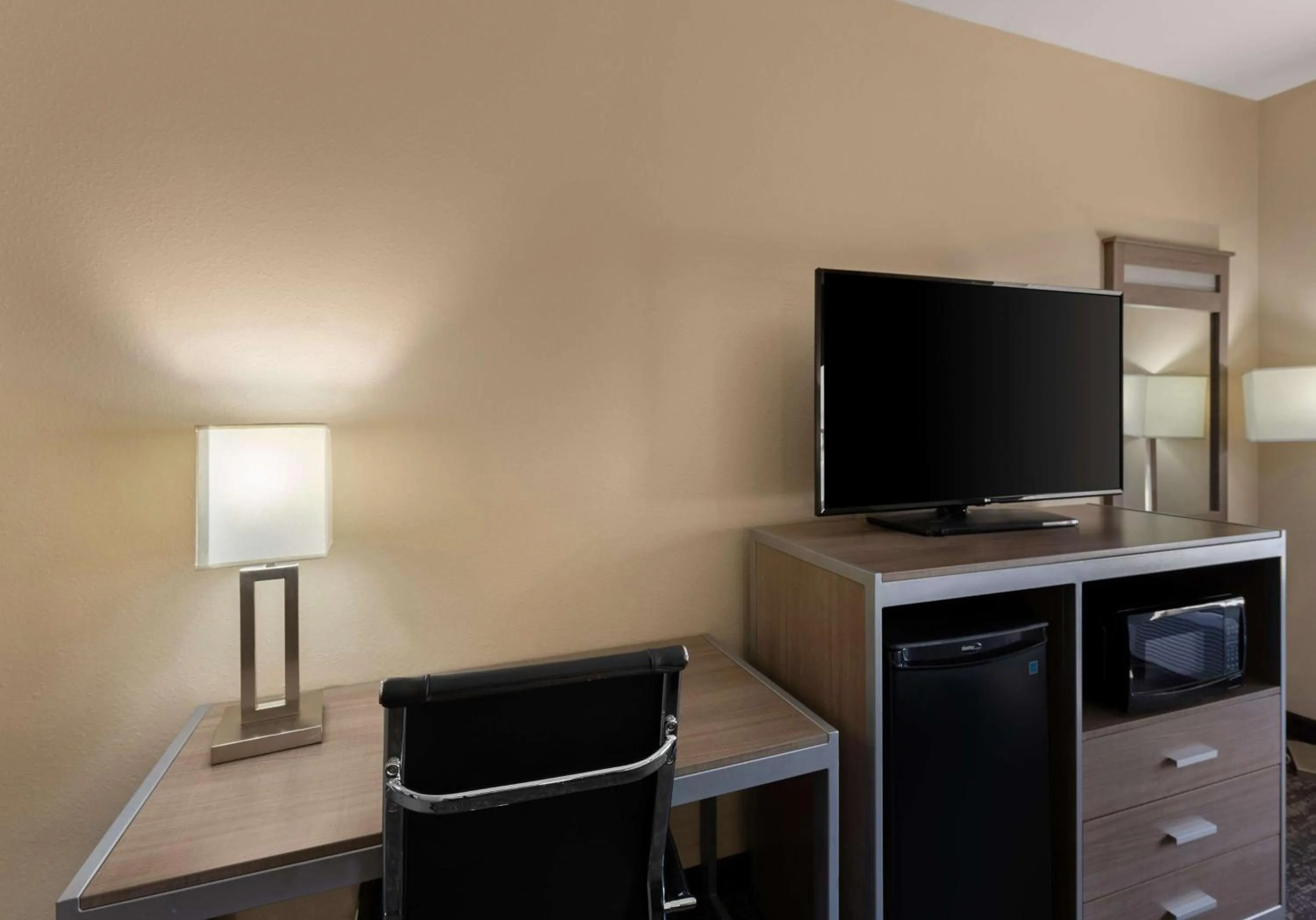 Bedroom in Best Western Adena Inn