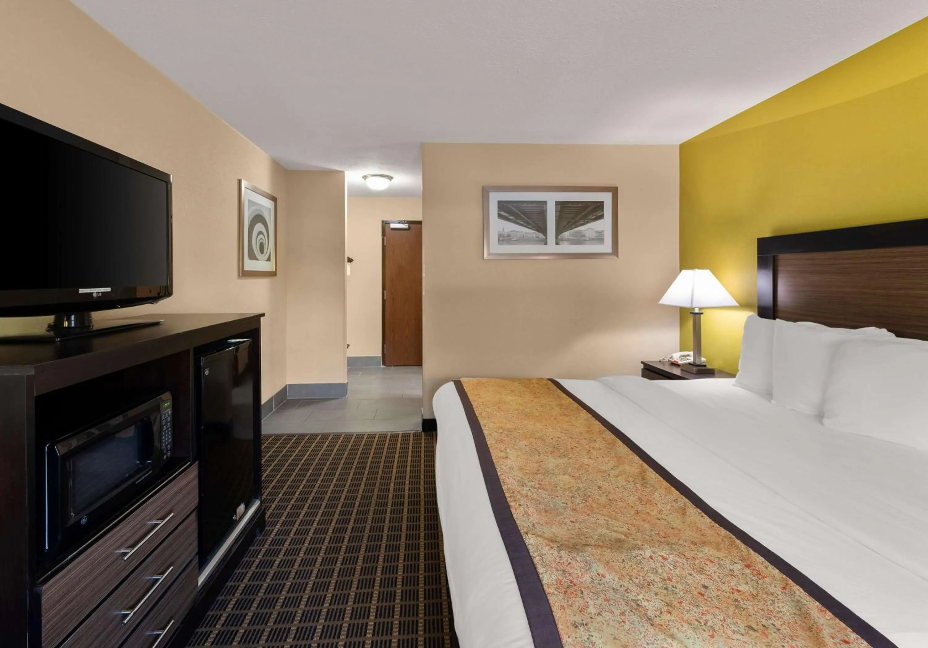 Bedroom, Bed in Best Western Adena Inn