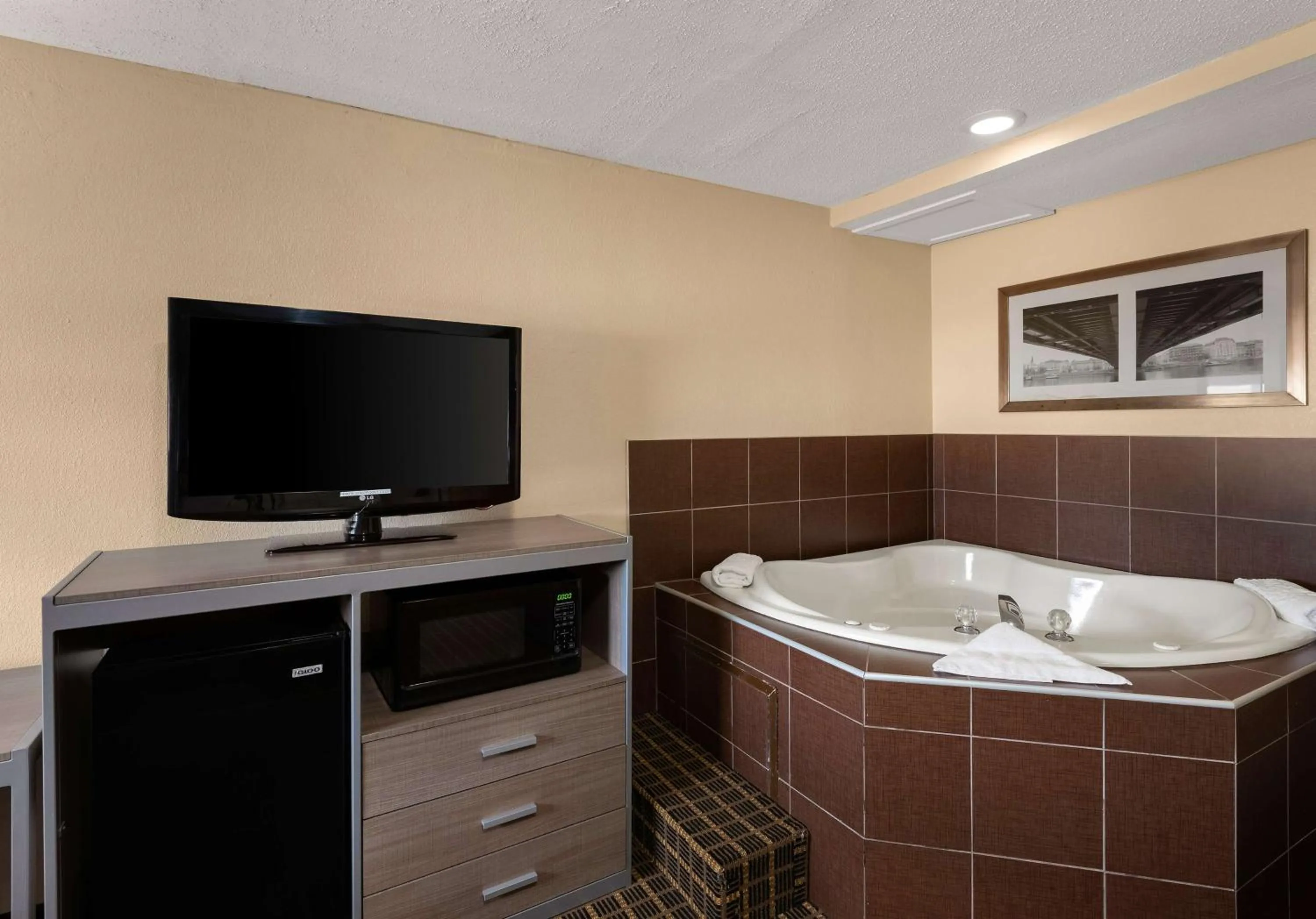 Photo of the whole room in Best Western Adena Inn