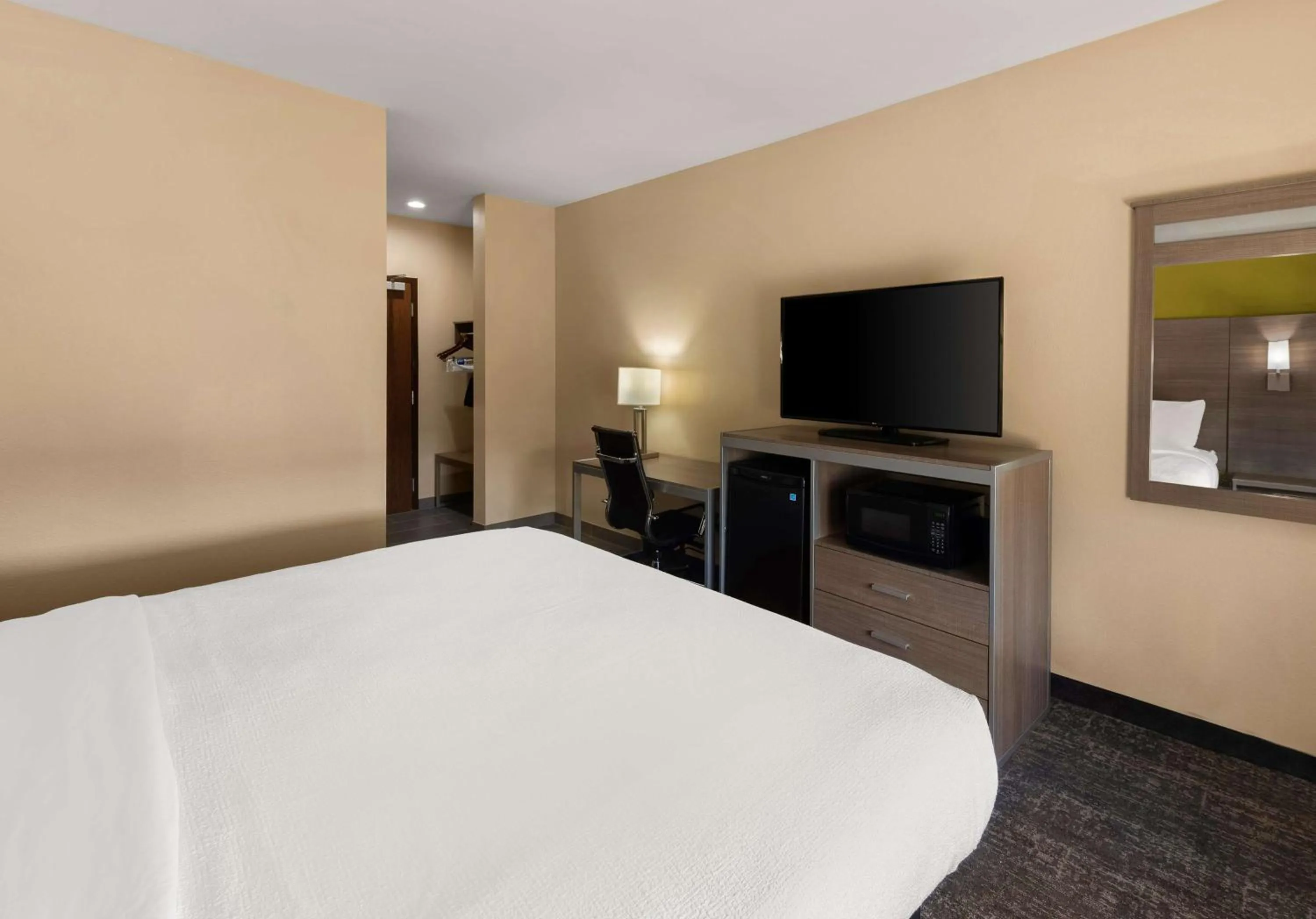 Bedroom, Bed in Best Western Adena Inn