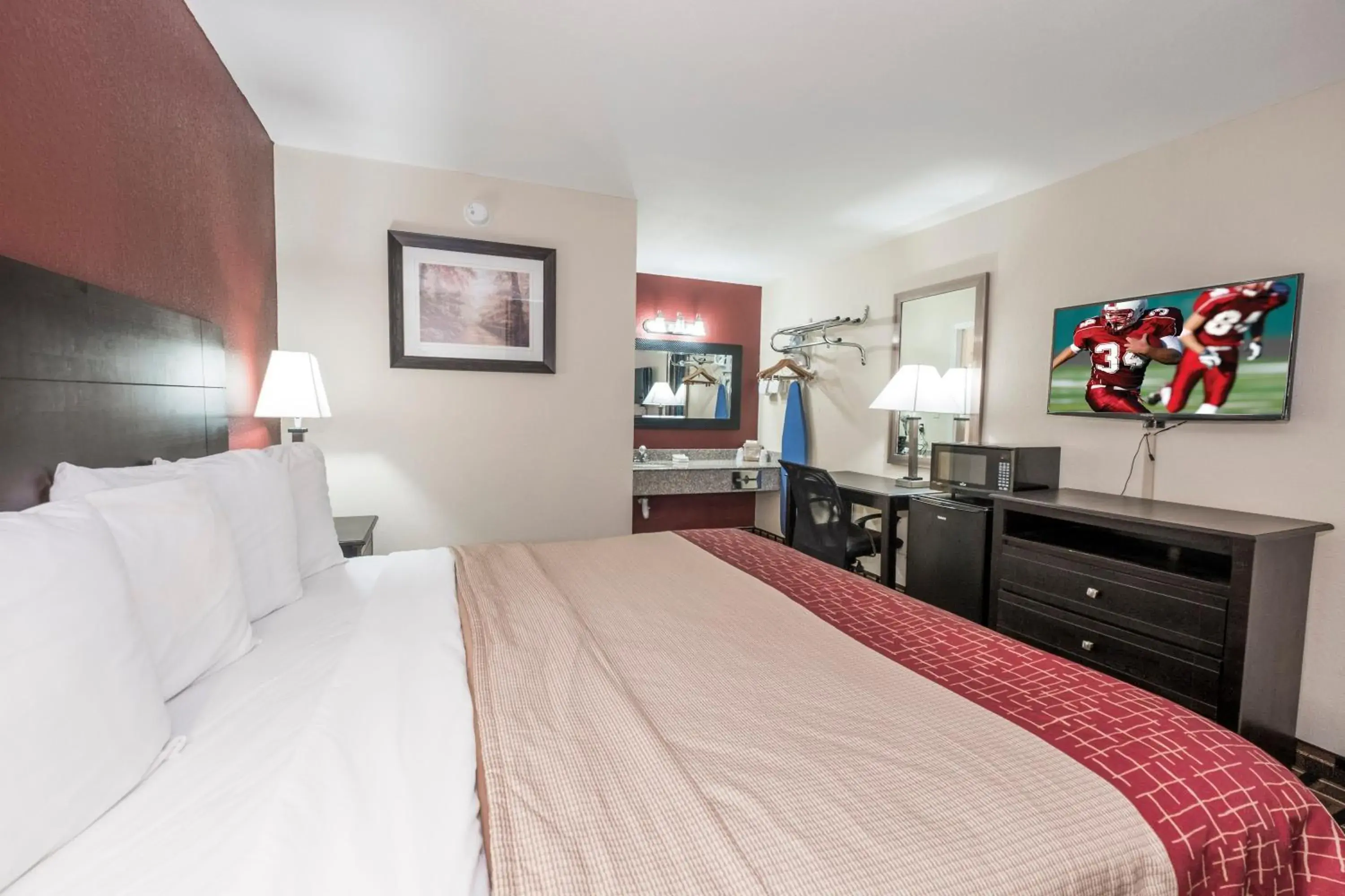 Superior King Room Non-Smoking in Red Roof Inn Mobile - Midtown Superior King Room Non-Smoking in Red Roof Inn Mobile - Midtown