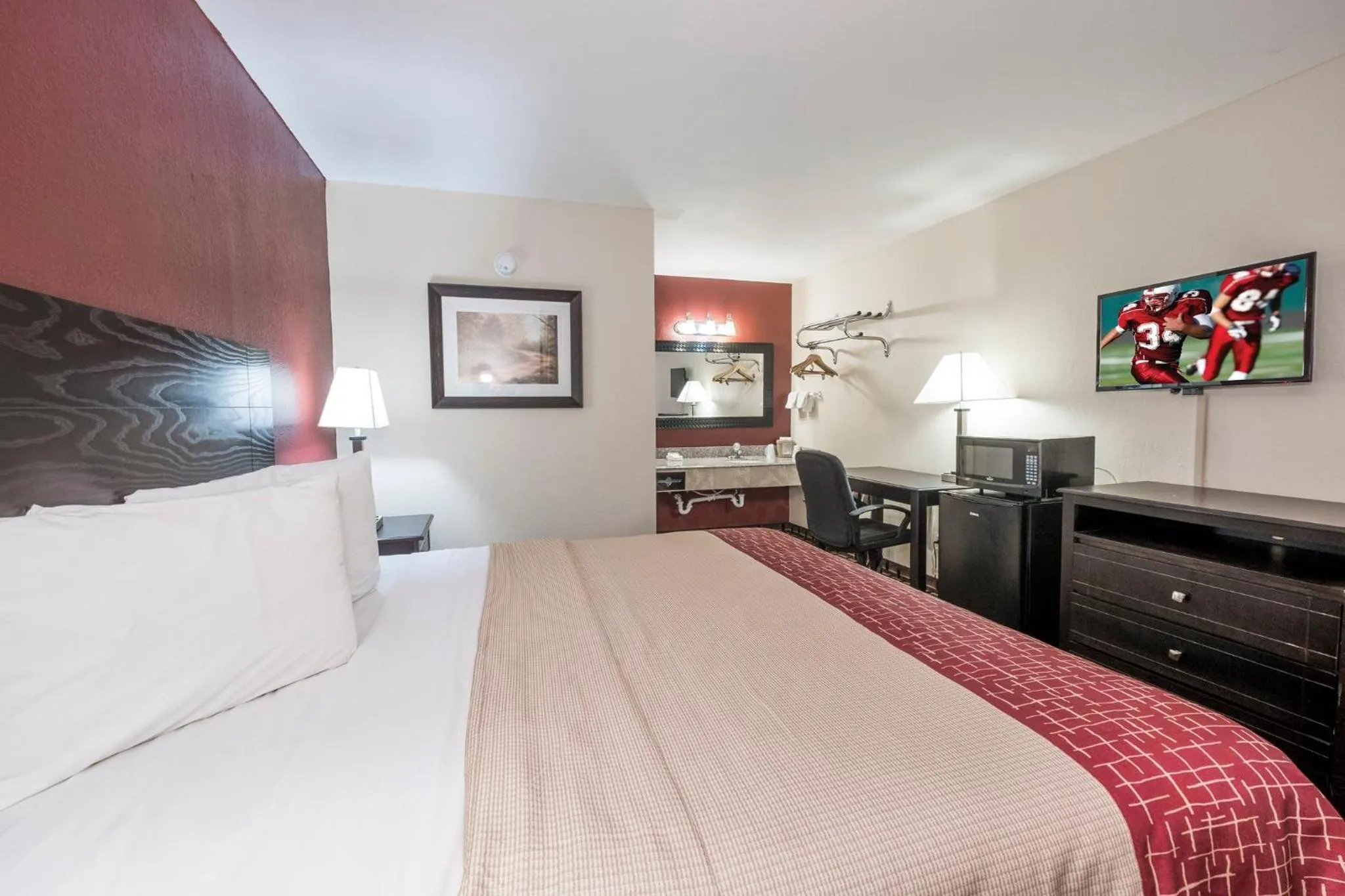 Photo of the whole room, Bed in Red Roof Inn Mobile - Midtown