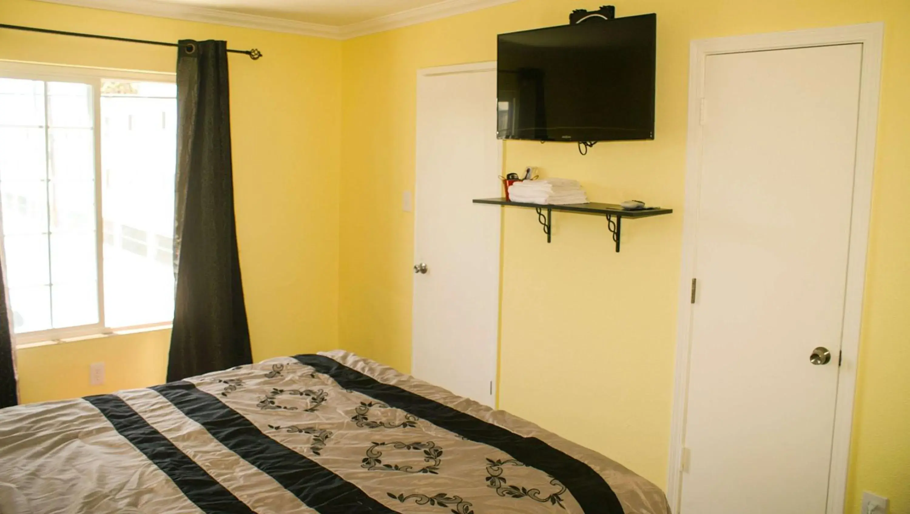 Photo of the whole room, TV/Entertainment Center in Plaza Hotel Gardena