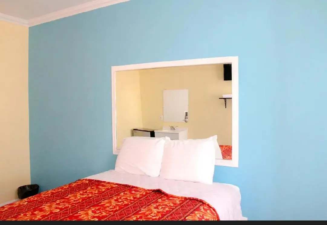 Queen Room - single occupancy - Non-Smoking in Plaza Hotel Gardena Queen Room - single occupancy - Non-Smoking in Plaza Hotel Gardena