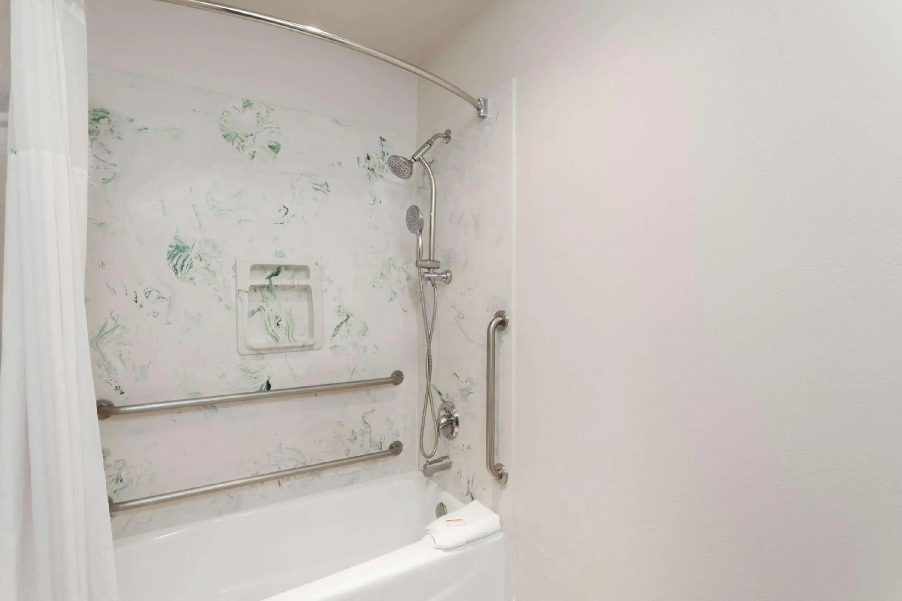 Queen Room with Mobility/Hearing Access - Non-Smoking in Days Inn & Suites by Wyndham South Gate Queen Room with Mobility/Hearing Access - Non-Smoking in Days Inn & Suites by Wyndham South Gate