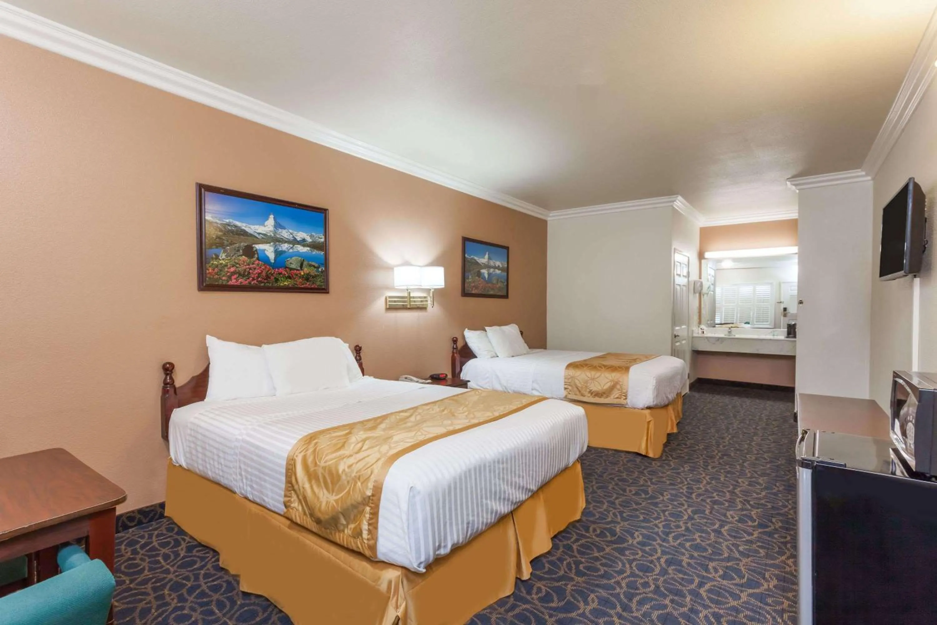 Photo of the whole room, Bed in Days Inn & Suites by Wyndham South Gate