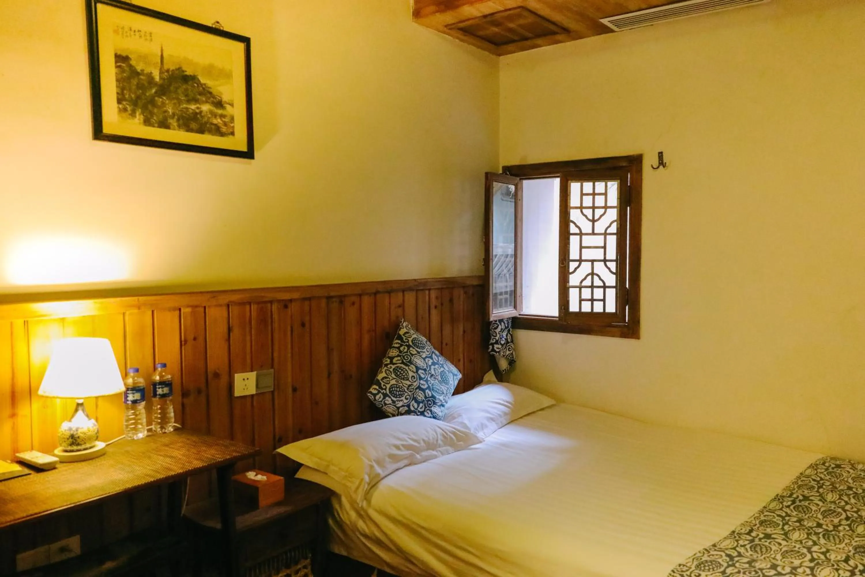 Bed in September Huizhou Inn