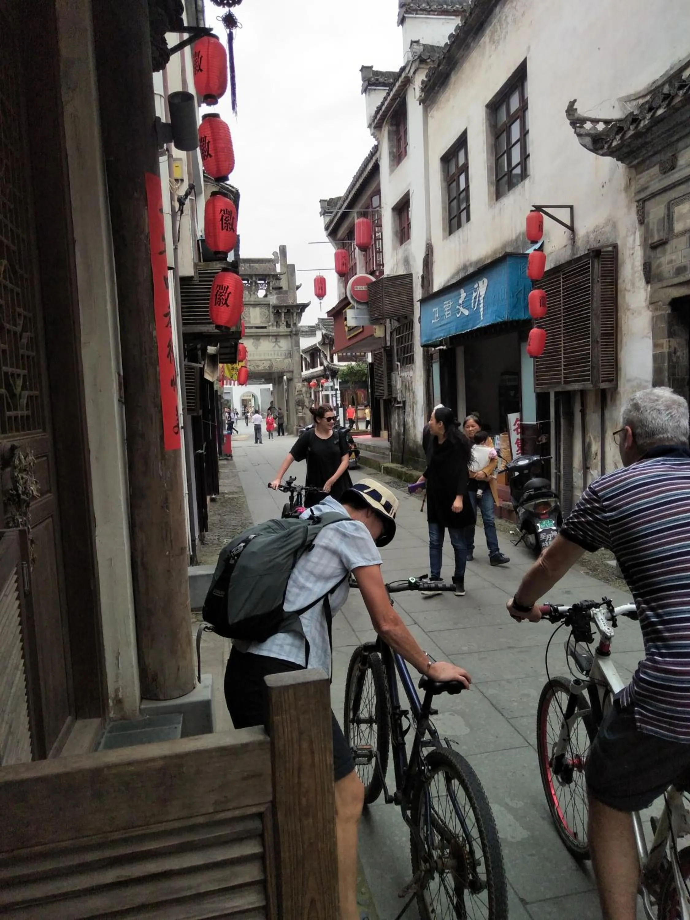 Family in September Huizhou Inn