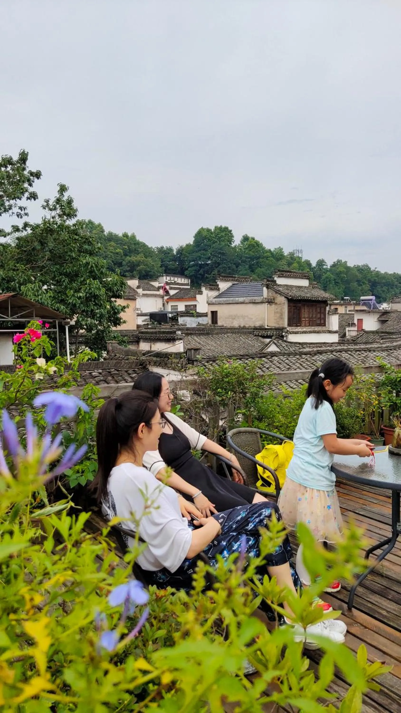 Seating area in September Huizhou Inn