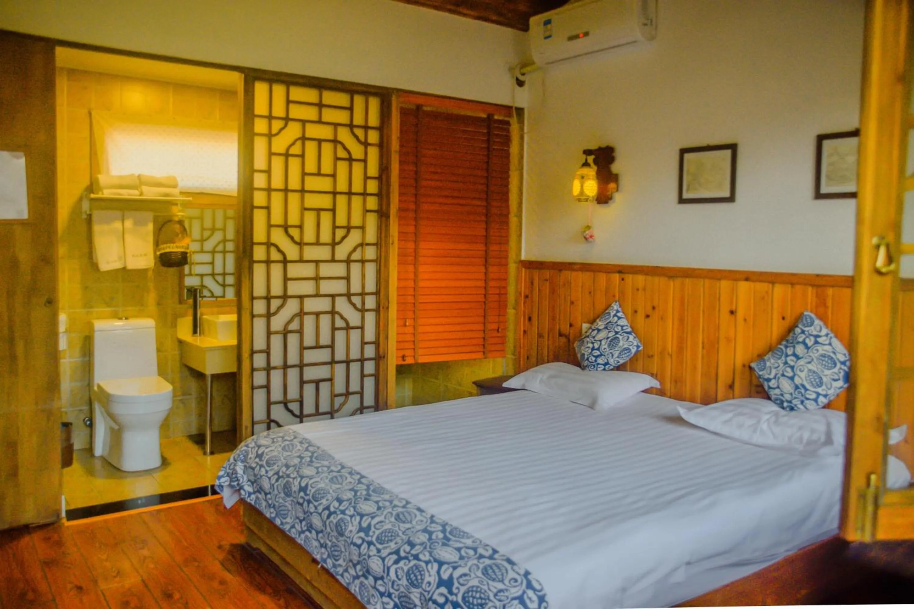 Bed in September Huizhou Inn