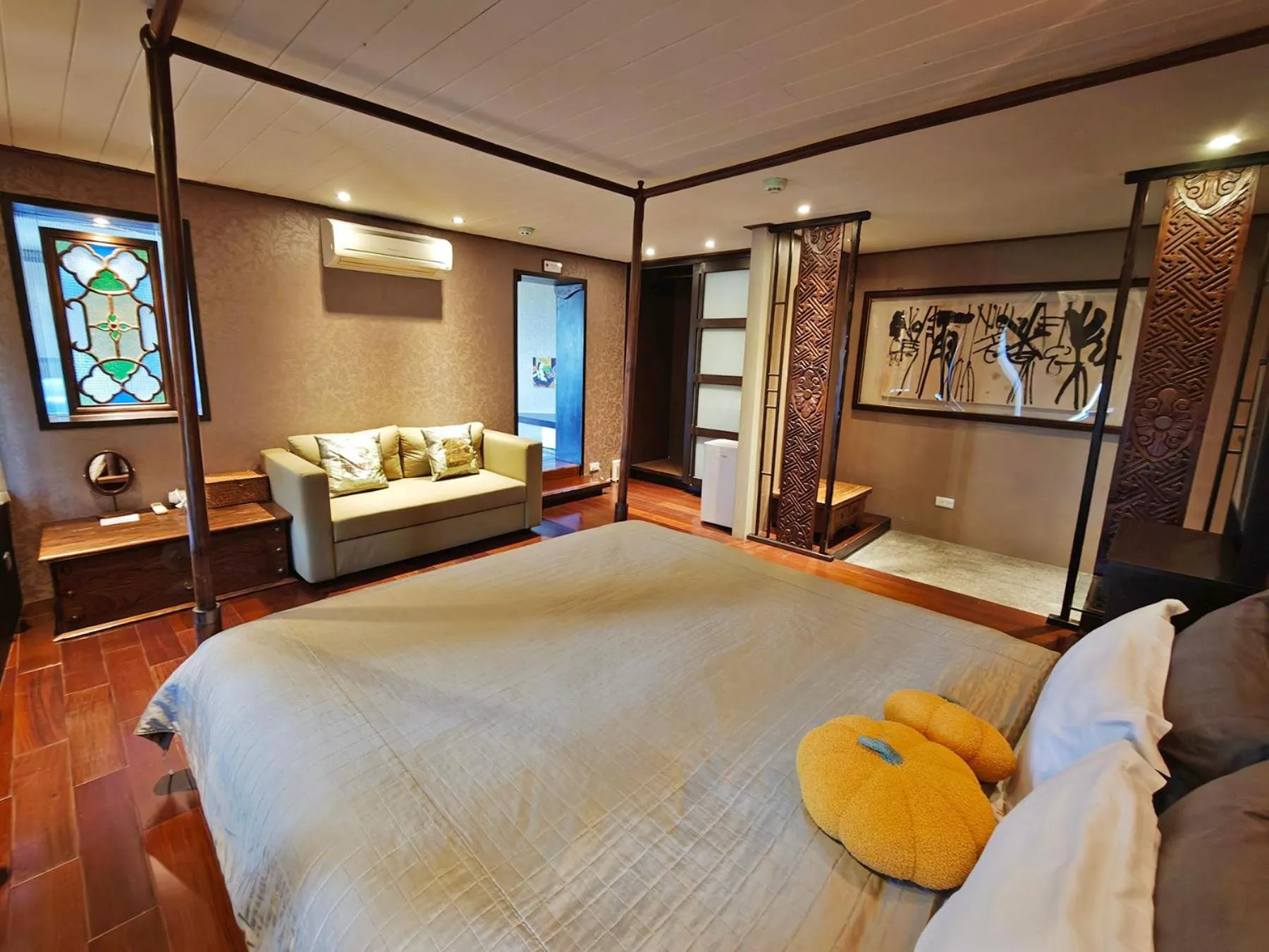 Bed in 金石新月光 Gold Stone Crescent Moon Light