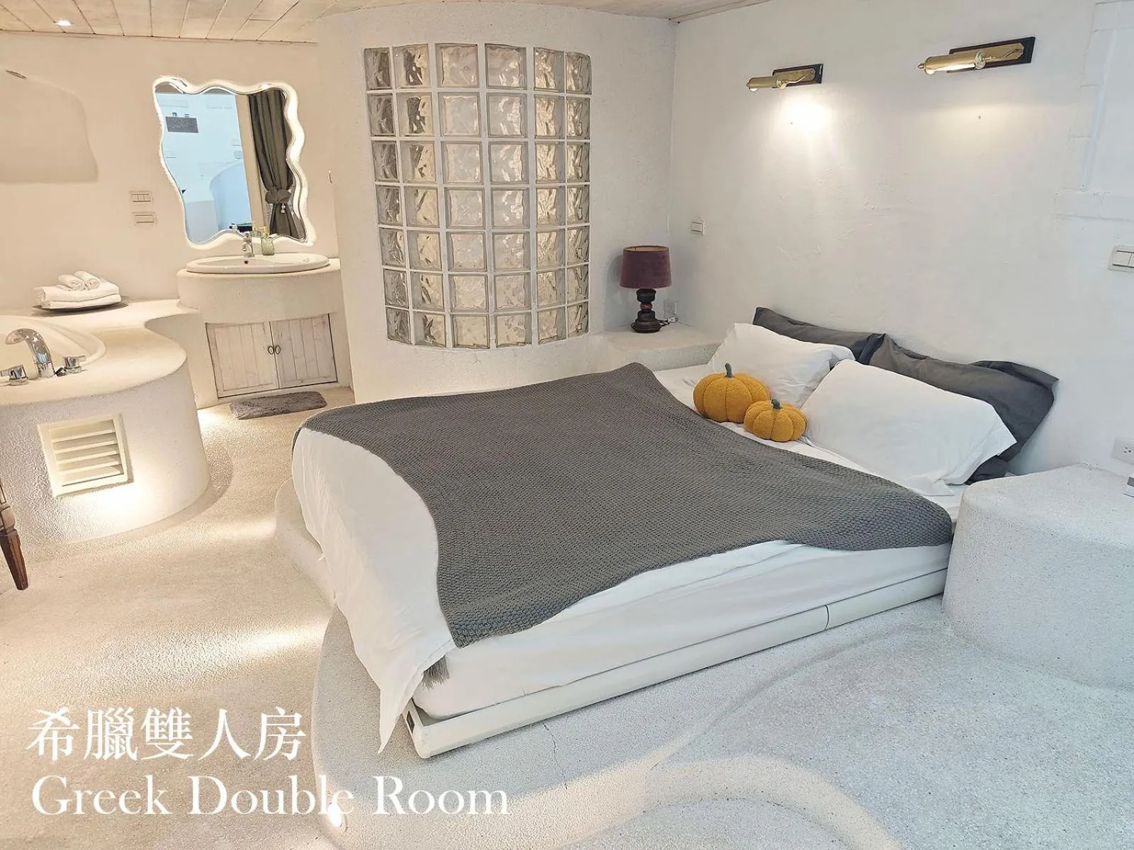 Bed in 金石新月光 Gold Stone Crescent Moon Light