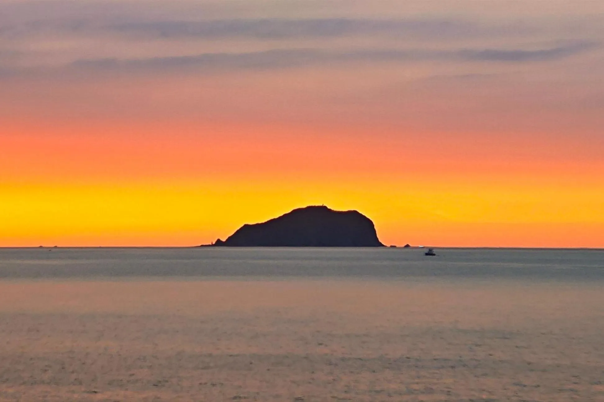 Natural landscape in 金石新月光 Gold Stone Crescent Moon Light