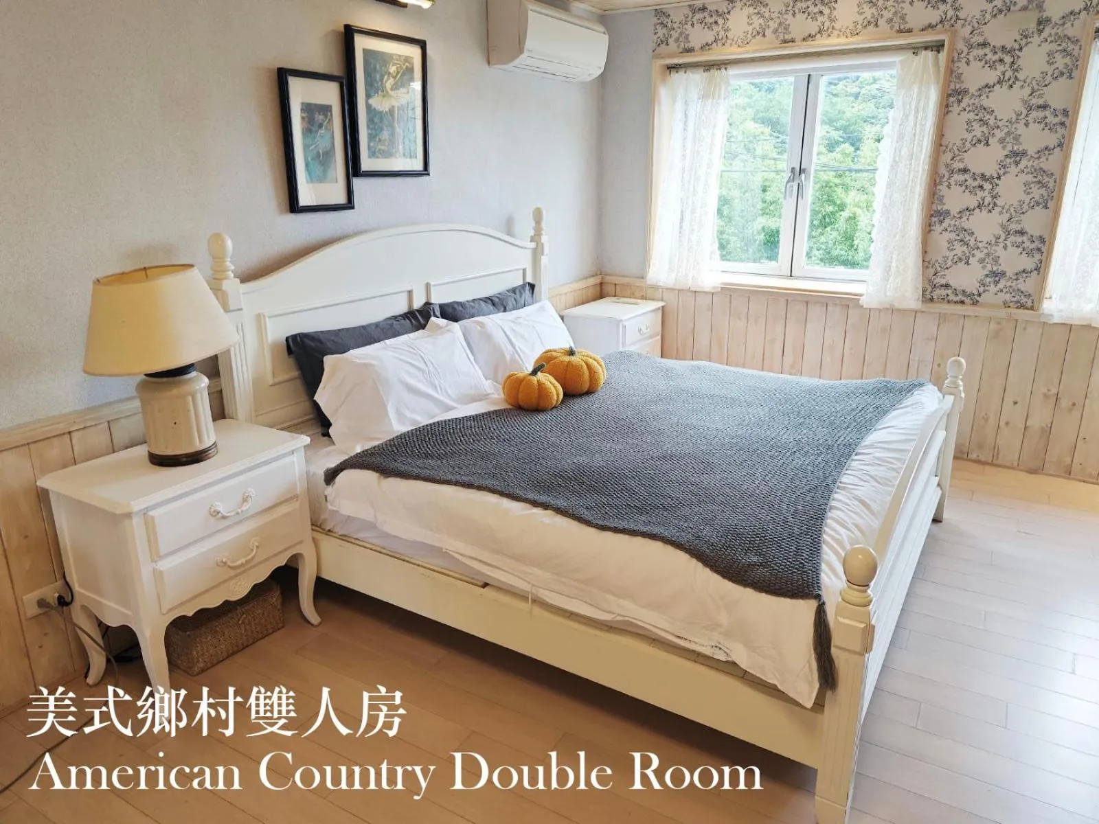 Bed in 金石新月光 Gold Stone Crescent Moon Light