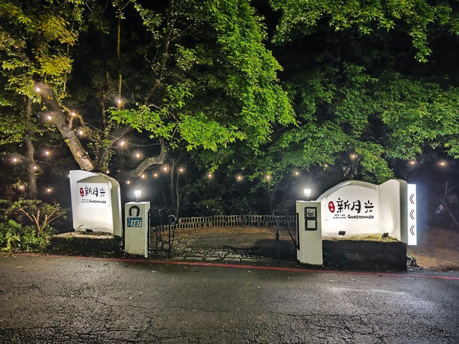 Night in 金石新月光 Gold Stone Crescent Moon Light