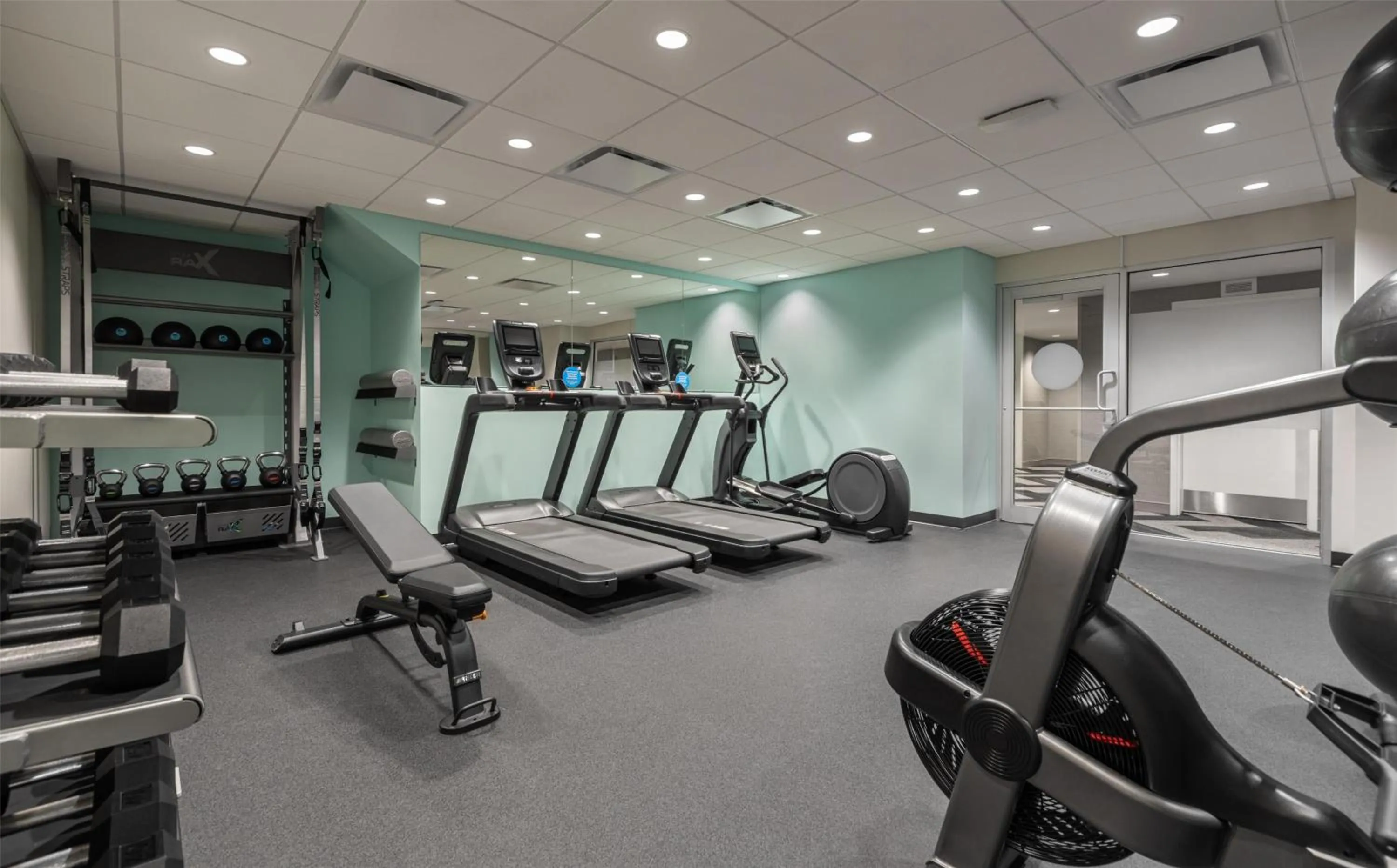 Fitness centre/facilities in Tru By Hilton Montréal centre-ville