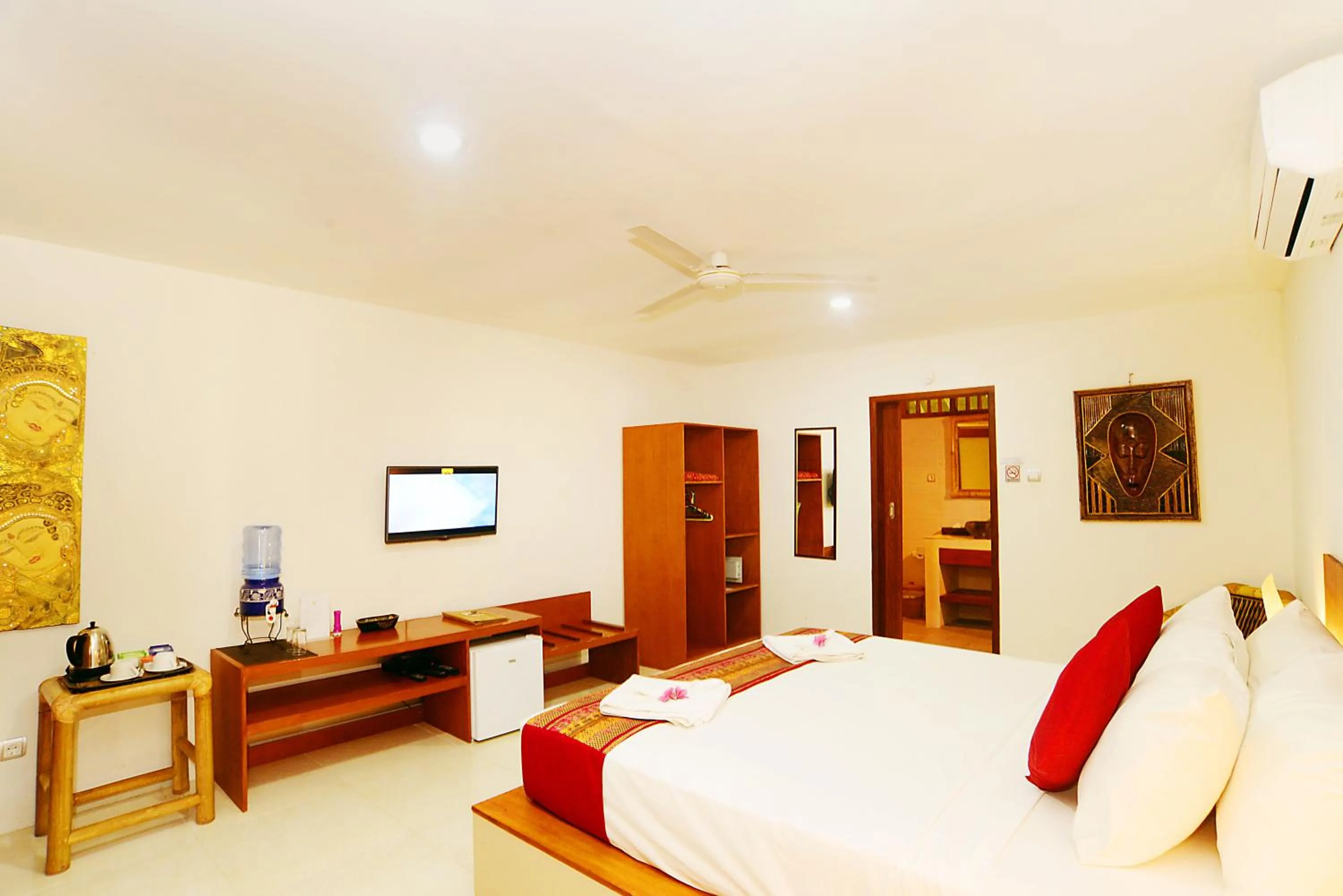 Photo of the whole room, Bed in Mama Bella's Retreat