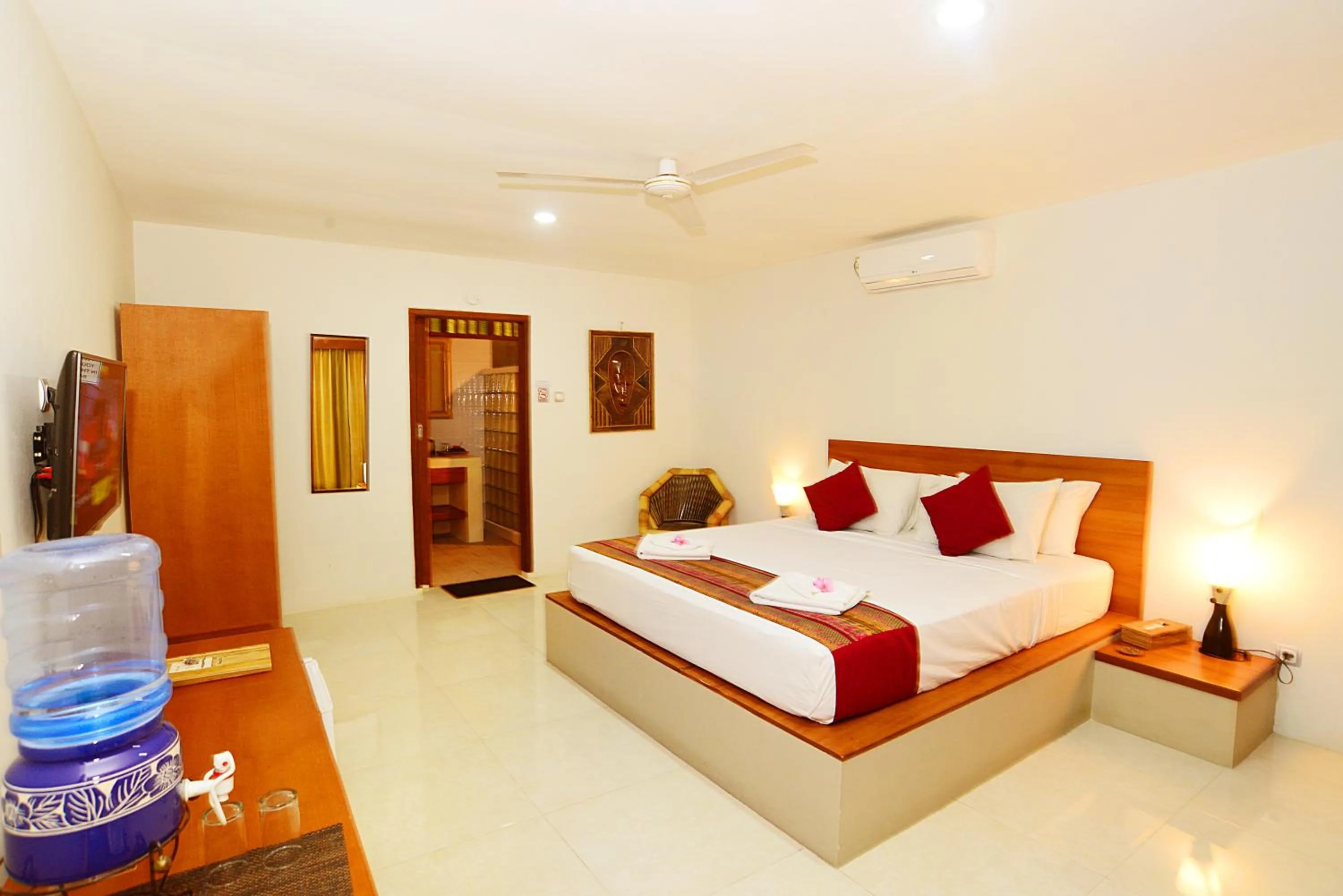 Photo of the whole room, Bed in Mama Bella's Retreat