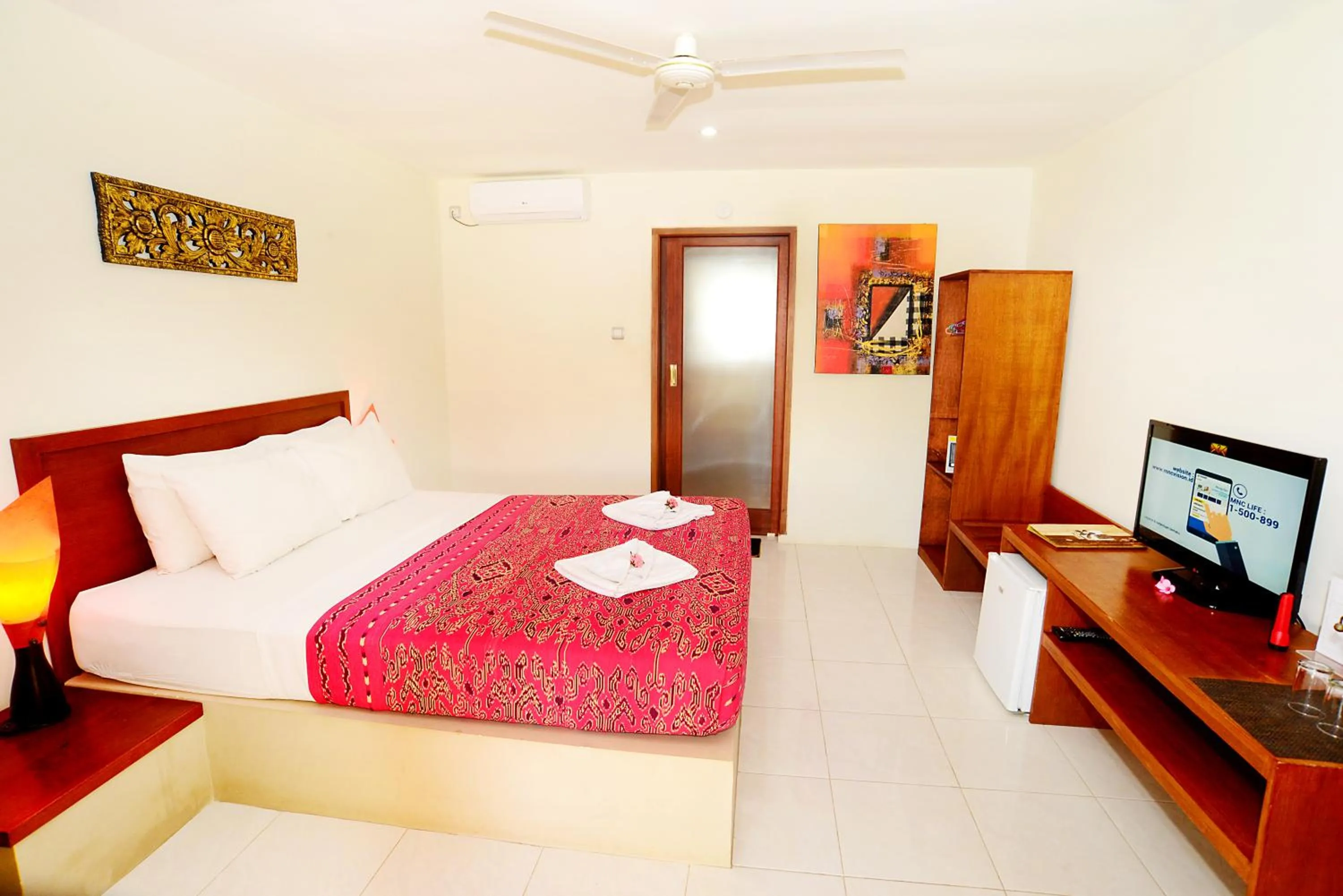 Bed in Mama Bella's Retreat