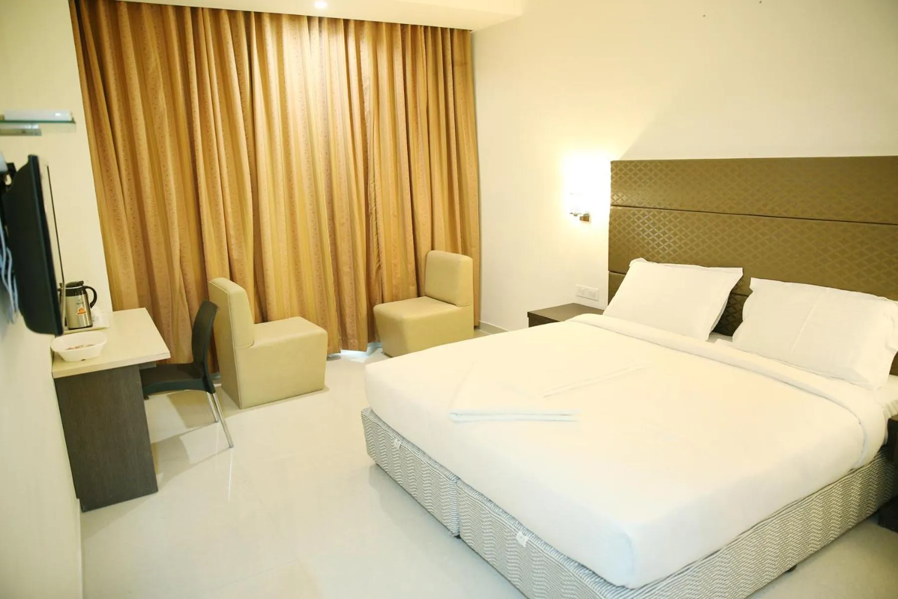Bed in Hotel Sitara Grand Miyapur