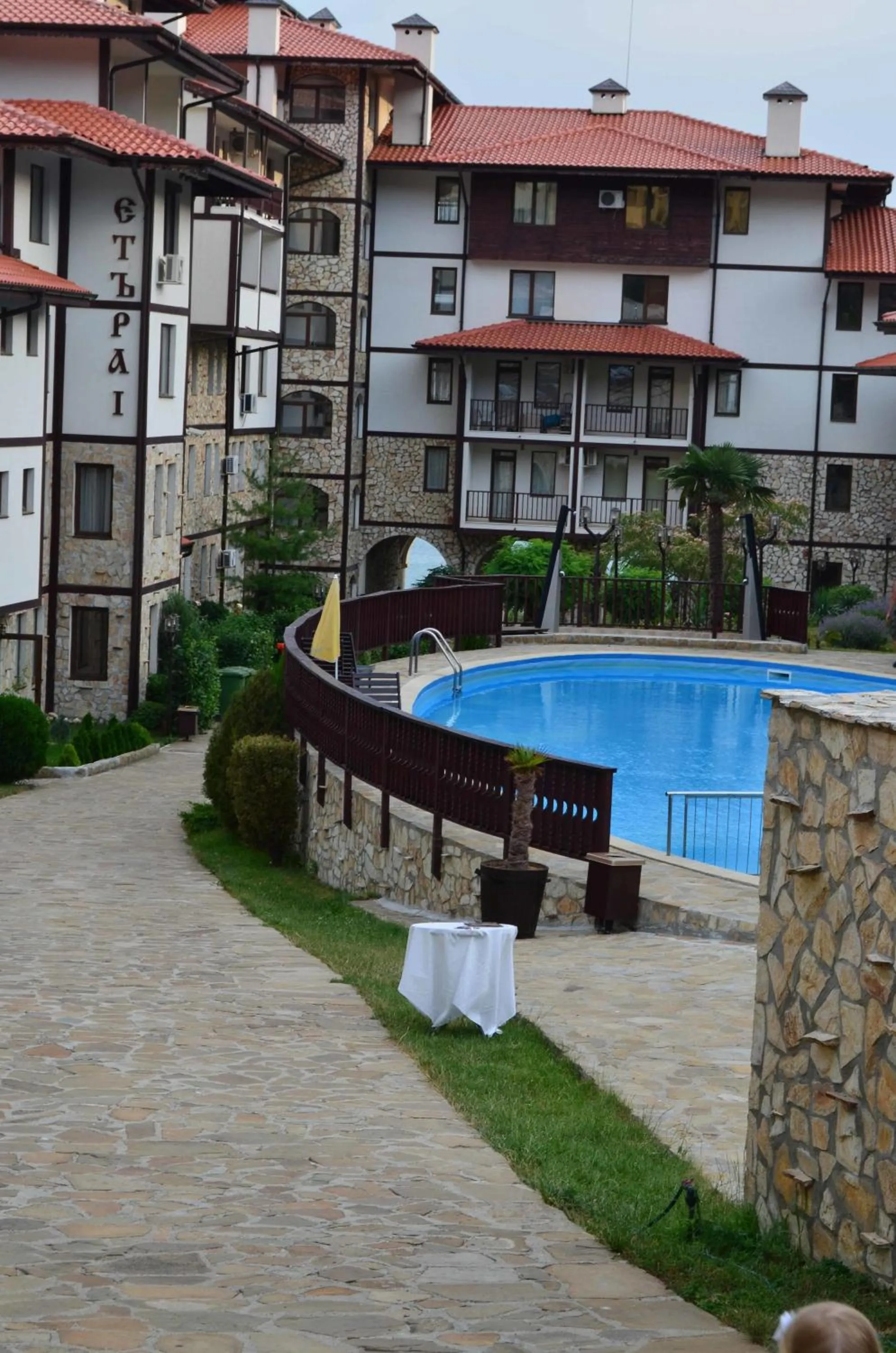 Restaurant/places to eat in Etara 2 Apartment
