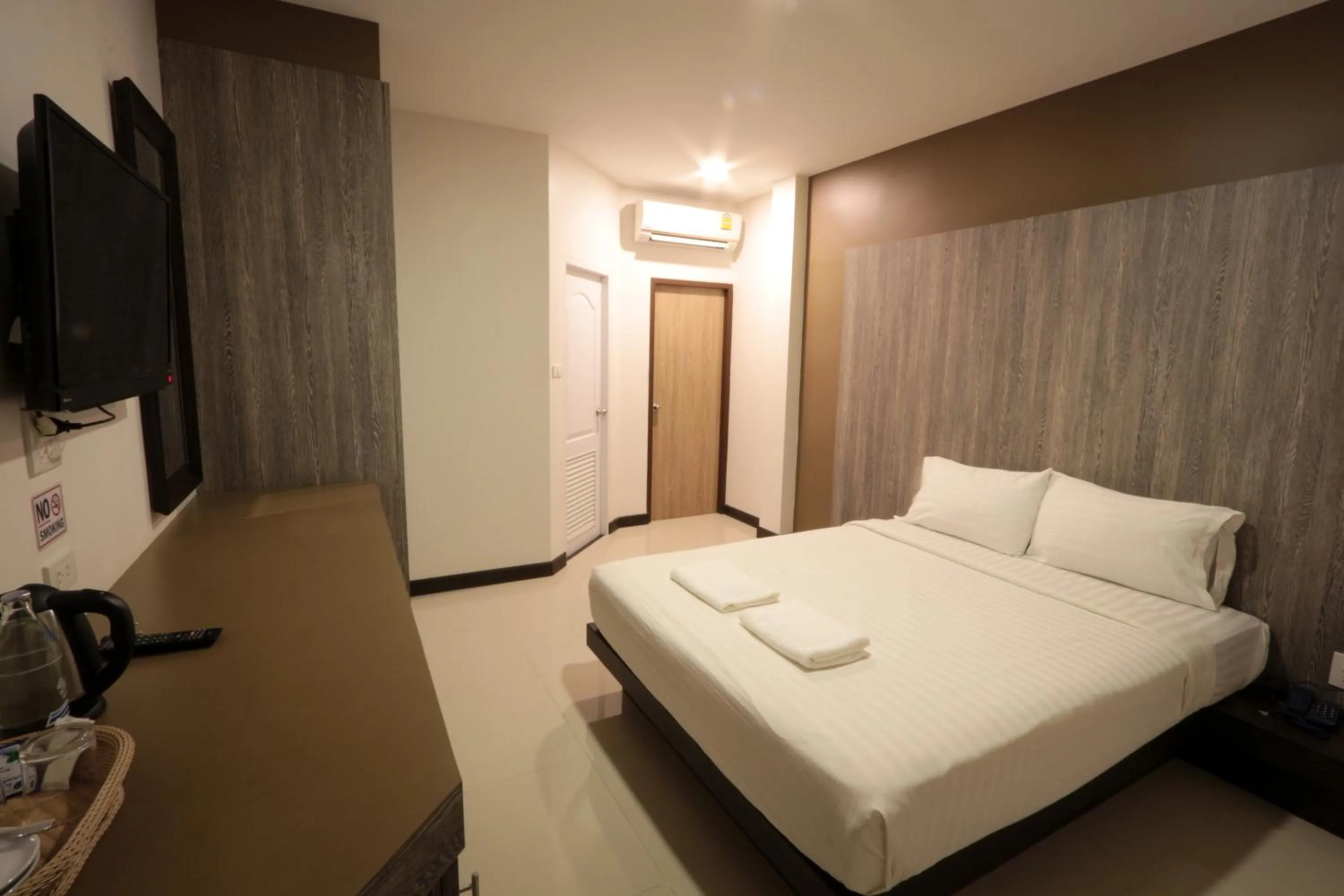 Shower, Bed in Fortune Surin Hotel