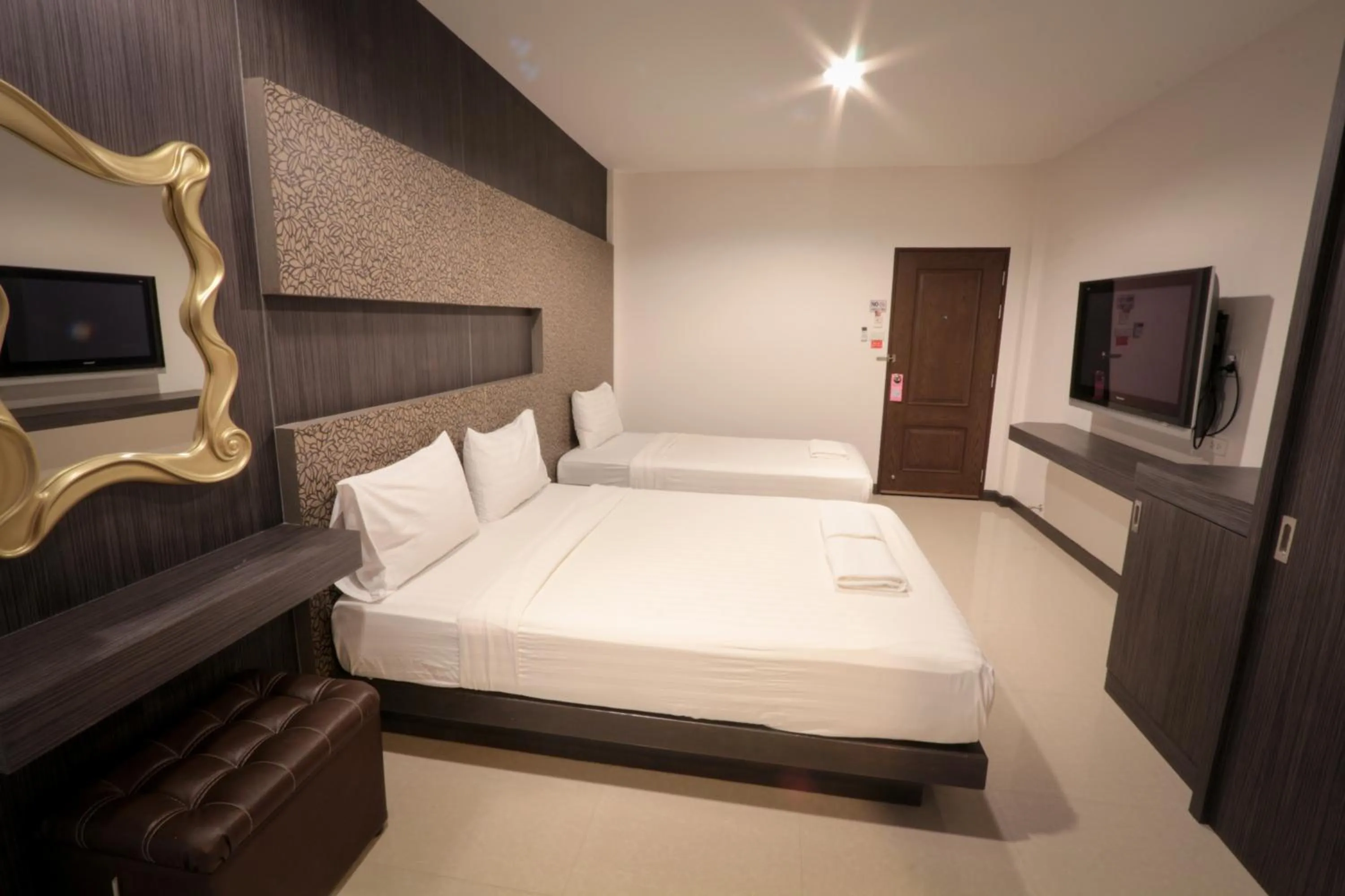 Shower, Bed in Fortune Surin Hotel