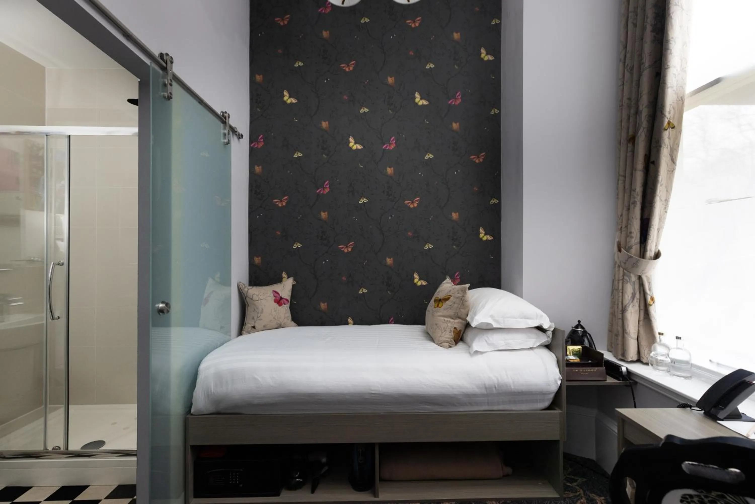 Bedroom, Bed in 24 Royal Terrace