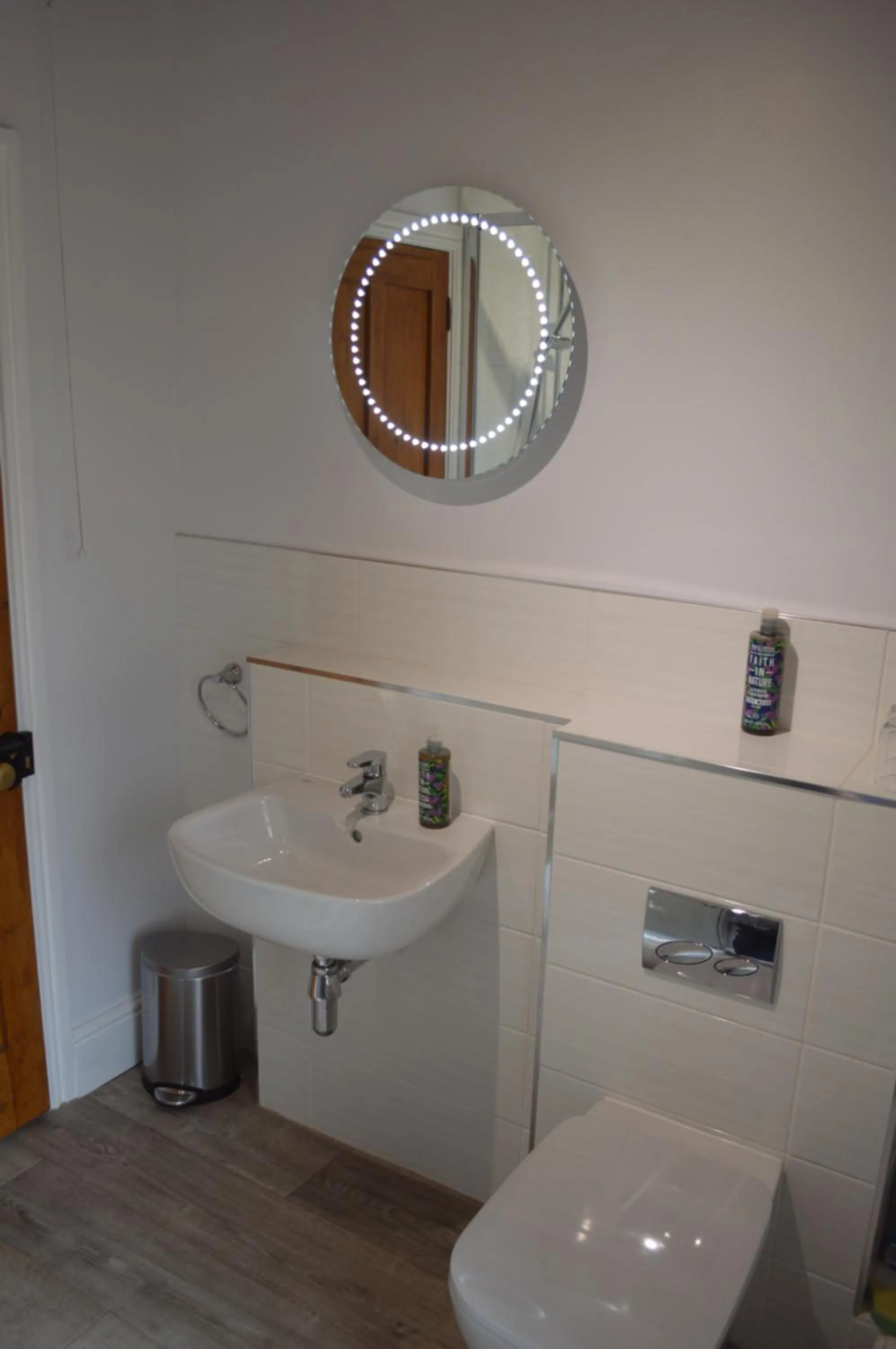 Bathroom in Troedyrhiw Bed & Breakfast