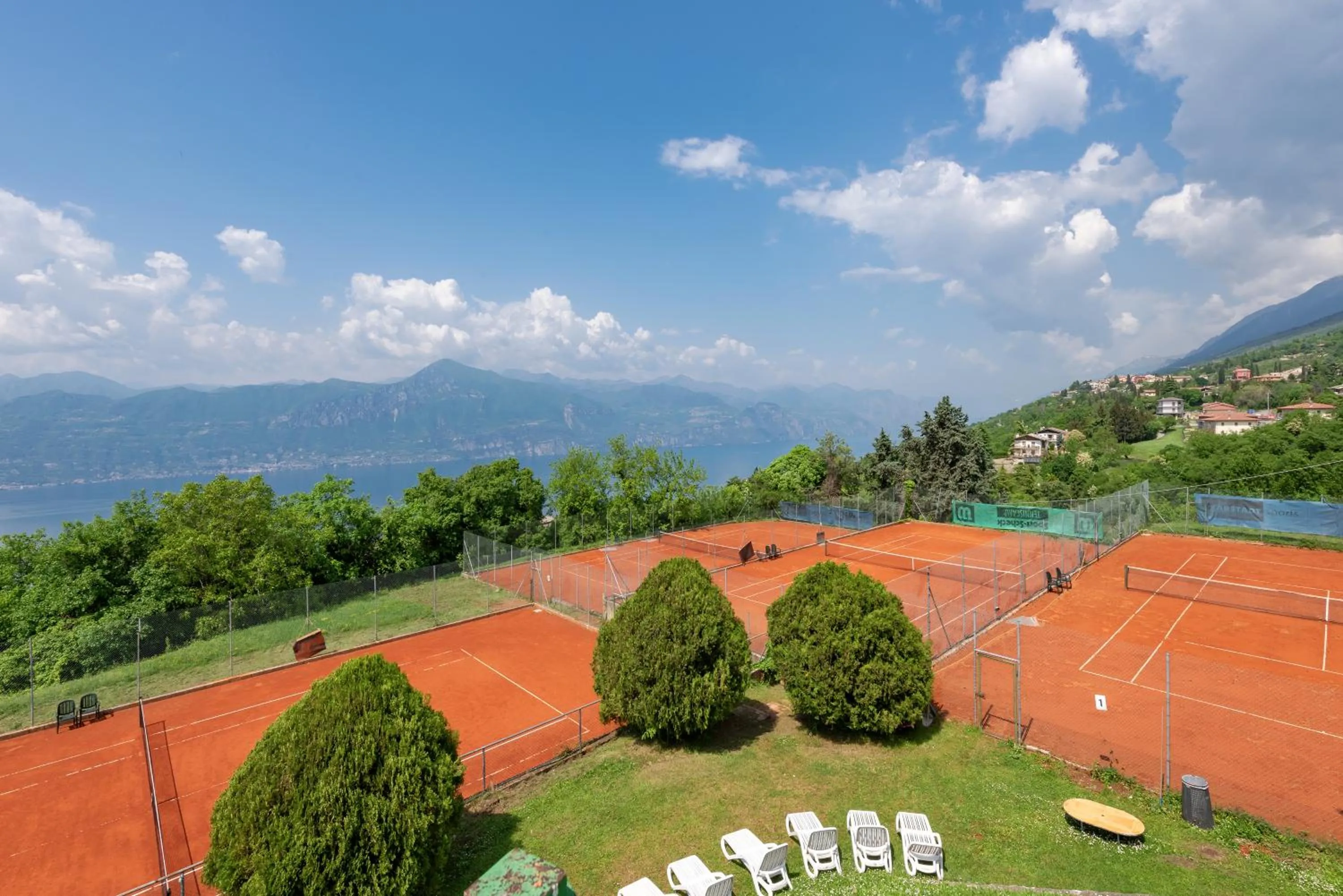 Tennis court in Park Hotel Jolanda