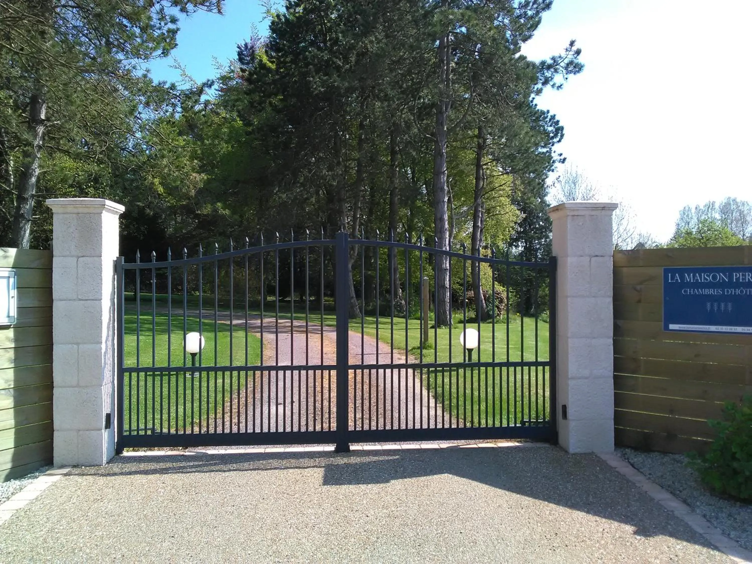 Property building in La Pomme Rouge