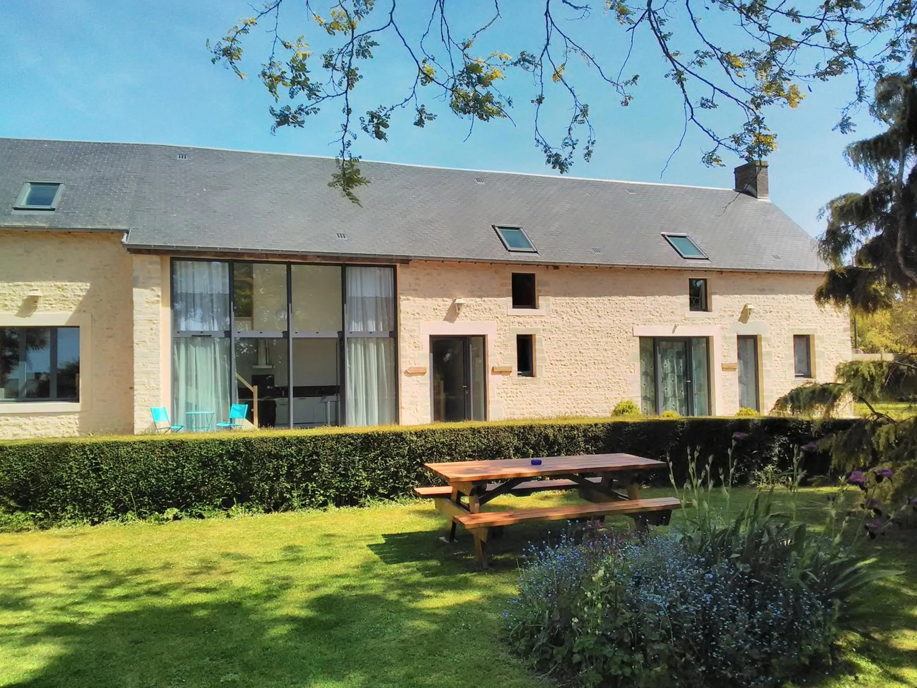 Property building in La Pomme Rouge