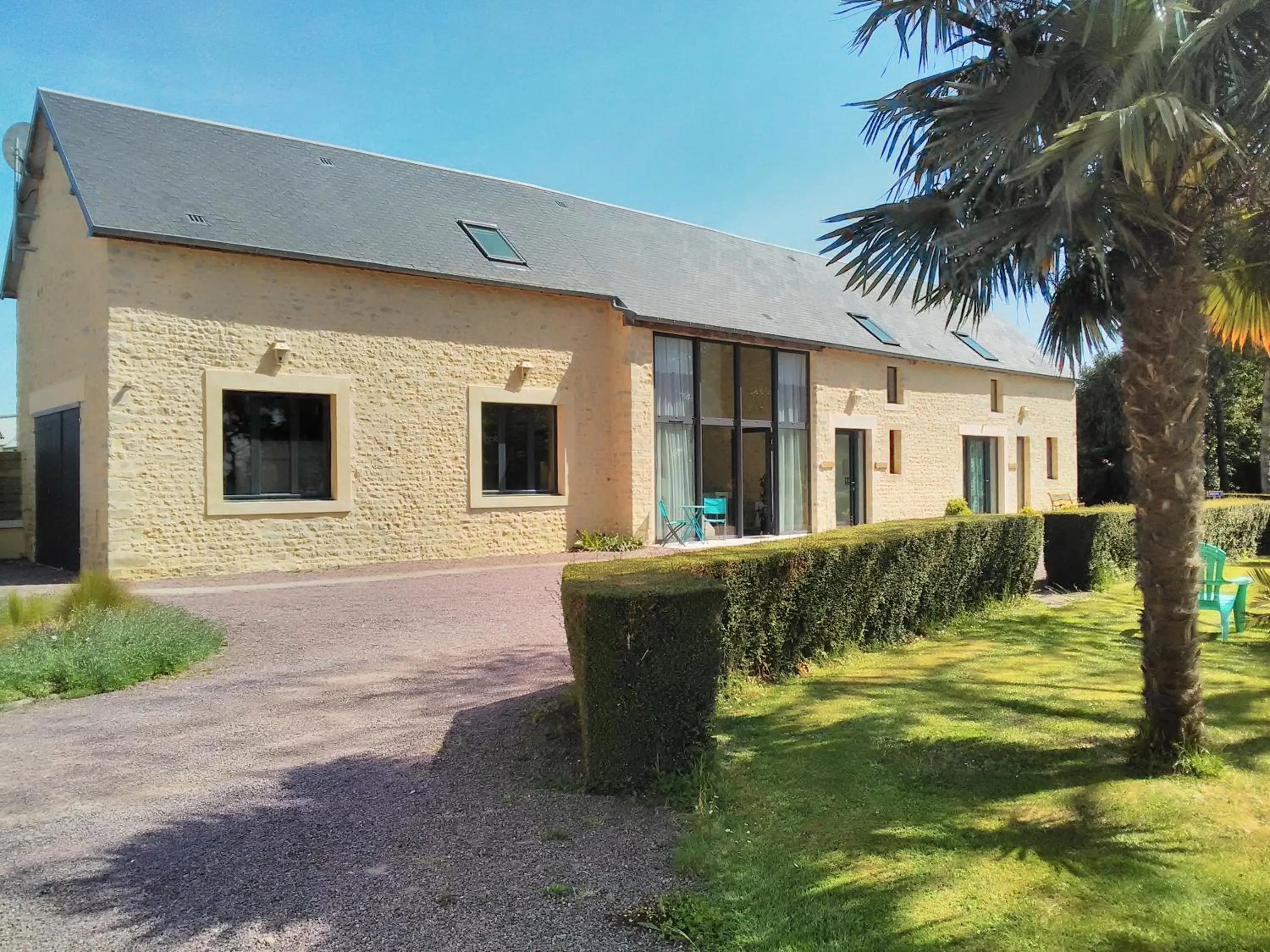 Property building in La Pomme Rouge