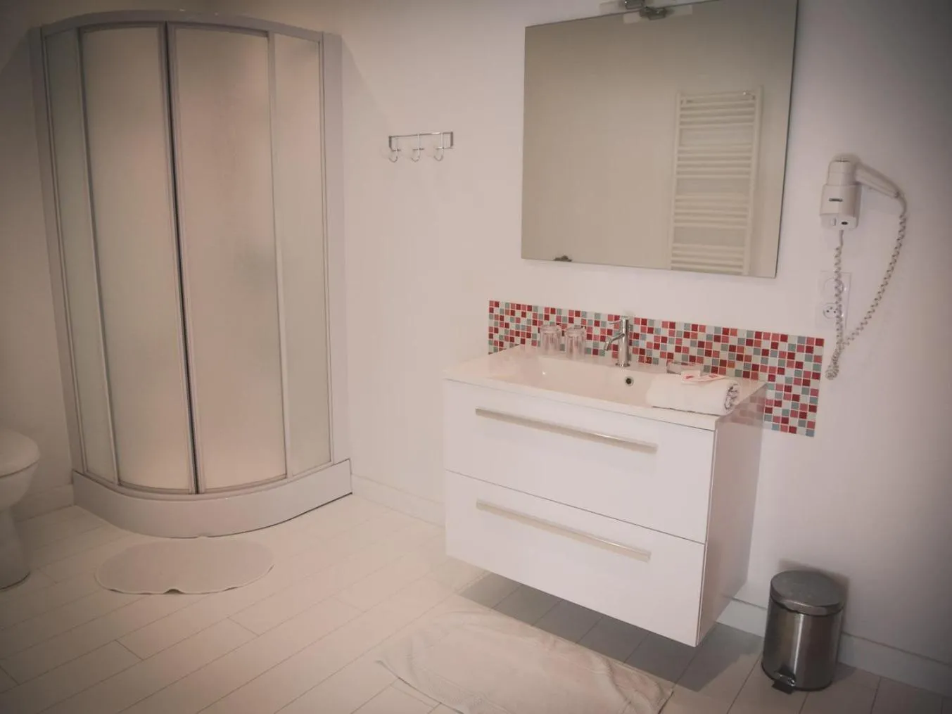 Bathroom in La Pomme Rouge