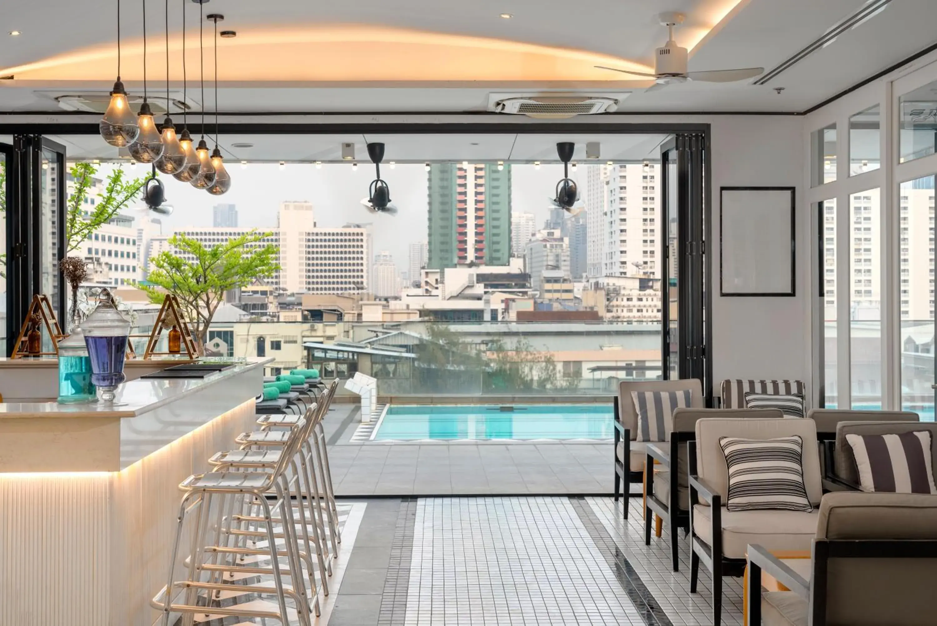 Lounge or bar in Vince Hotel Pratunam Lounge or bar in Vince Hotel Pratunam