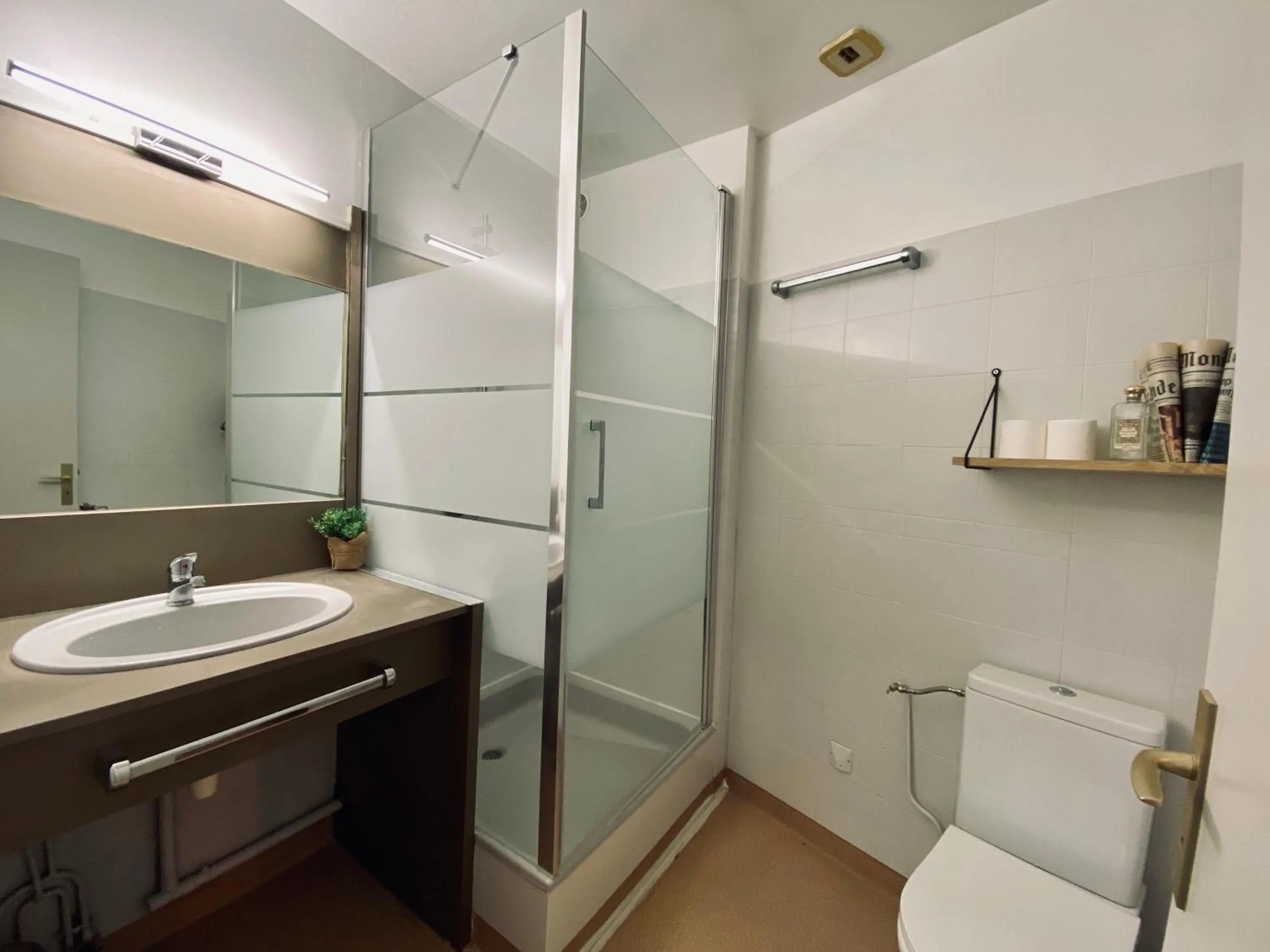 Shower in Hotel Le Midi Clermont-Cournon