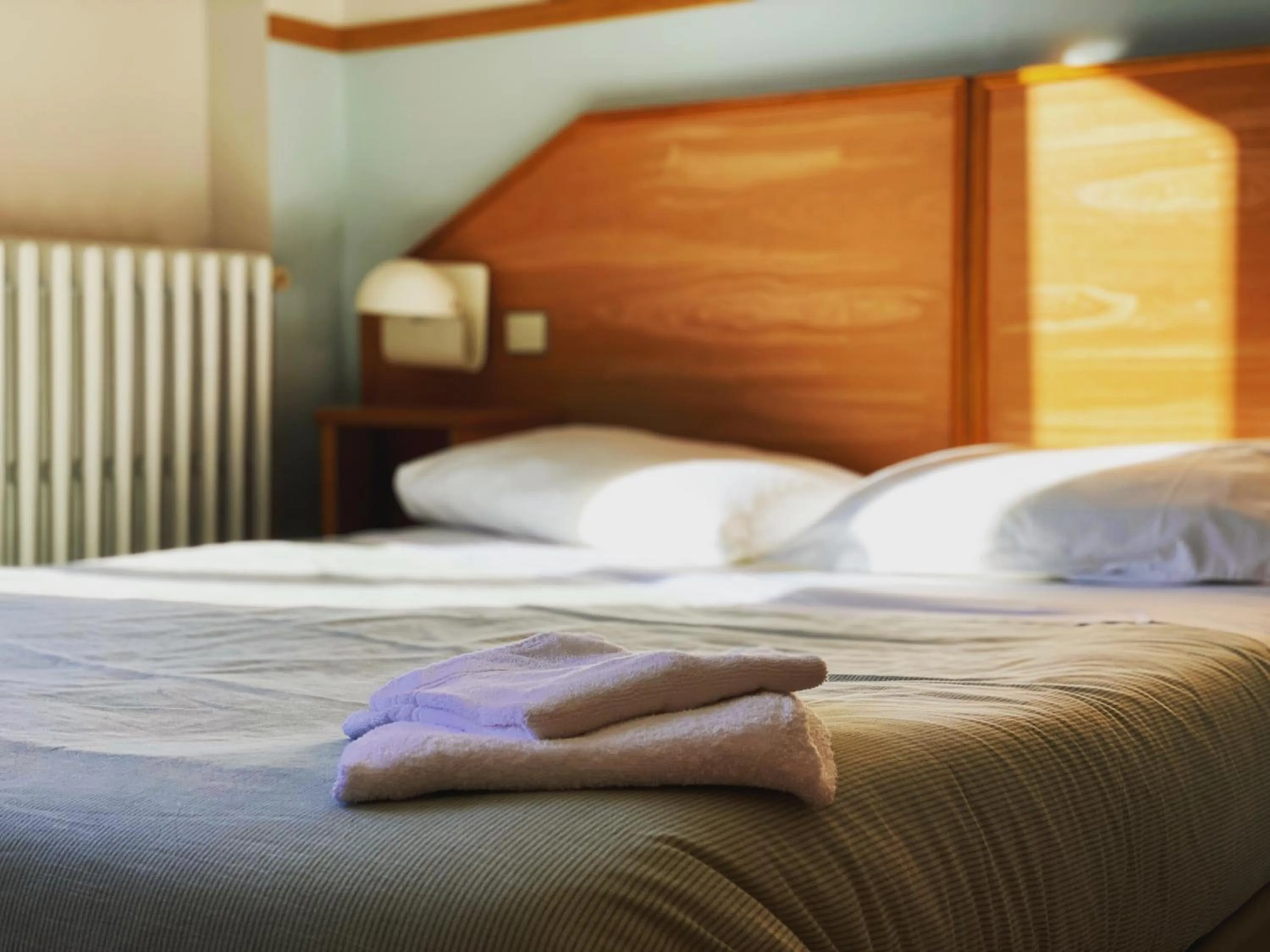 Bed in Hotel Le Midi Clermont-Cournon