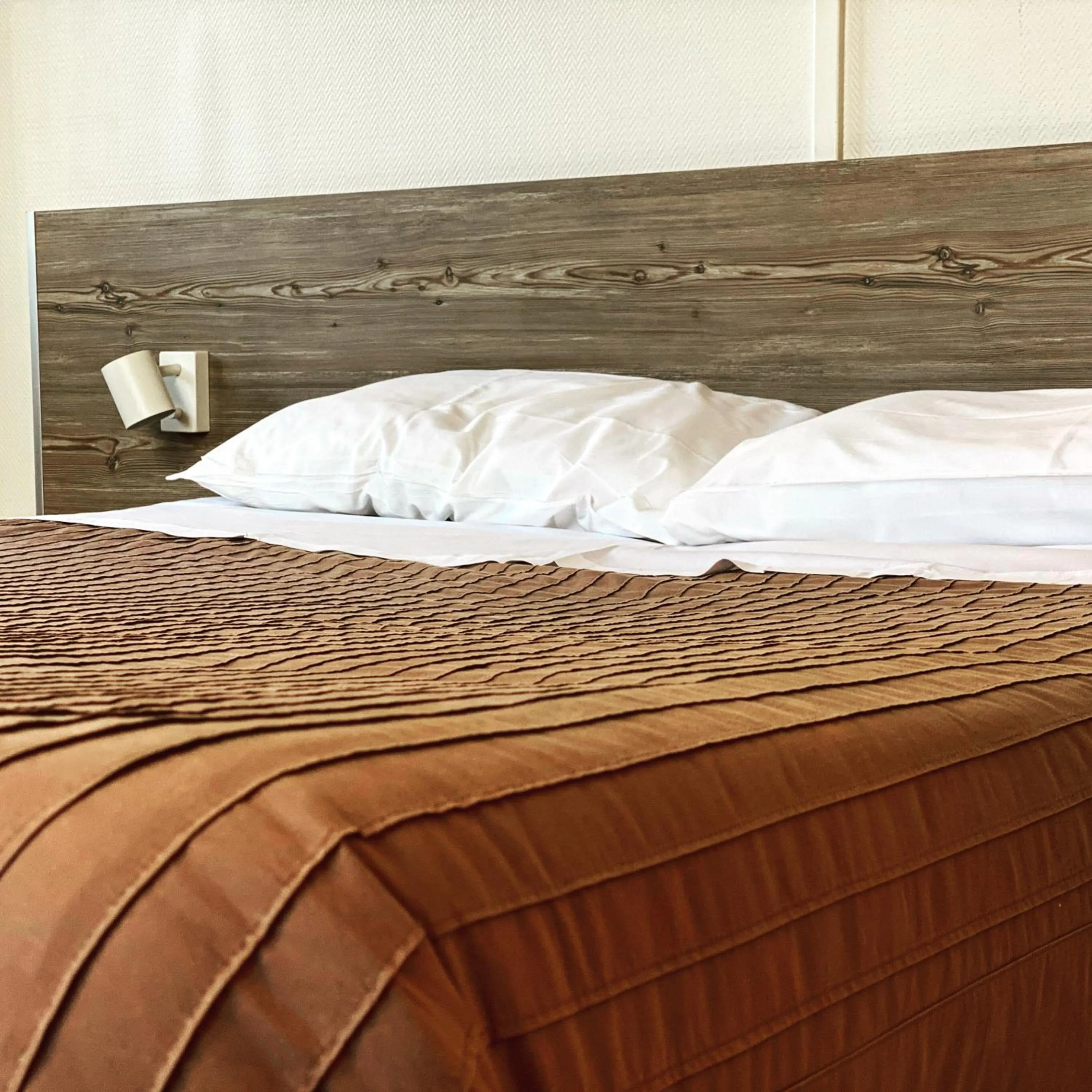 Bed in Hotel Le Midi Clermont-Cournon