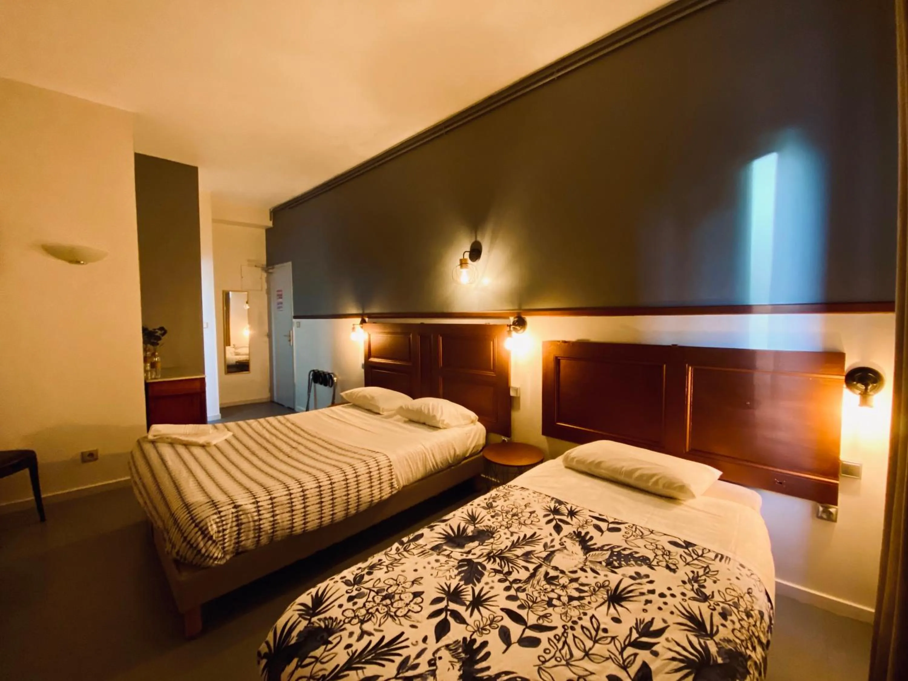Bed in Hotel Le Midi Clermont-Cournon
